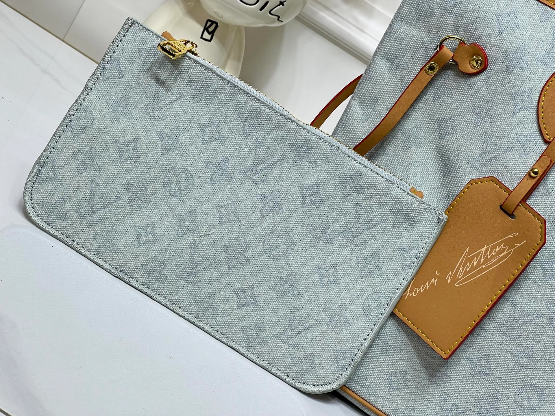 Batch 280💰M45685 M40995 M27521💋💋Louis Vuitton’s new Neverfull is a new interpretation of the classic handbag and explore the exquisite details inside the bag. Redesigned interior pockets feature fresh fabric linings and vintage details inspired by the Louis Vuitton archives, most notably the detachable zippered clutch, which can be used on its own as a sophisticated clutch or as an additional pocket. Bright lining tones add a more lively feel to Monogram's classic canvas. Size: 32*29*17 cm