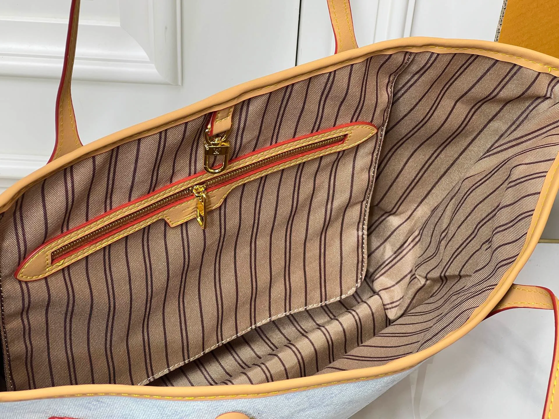 Batch 280💰M45685 M40995 M27521💋💋Louis Vuitton’s new Neverfull is a new interpretation of the classic handbag and explore the exquisite details inside the bag. Redesigned interior pockets feature fresh fabric linings and vintage details inspired by the Louis Vuitton archives, most notably the detachable zippered clutch, which can be used on its own as a sophisticated clutch or as an additional pocket. Bright lining tones add a more lively feel to Monogram's classic canvas. Size: 32*29*17 cm