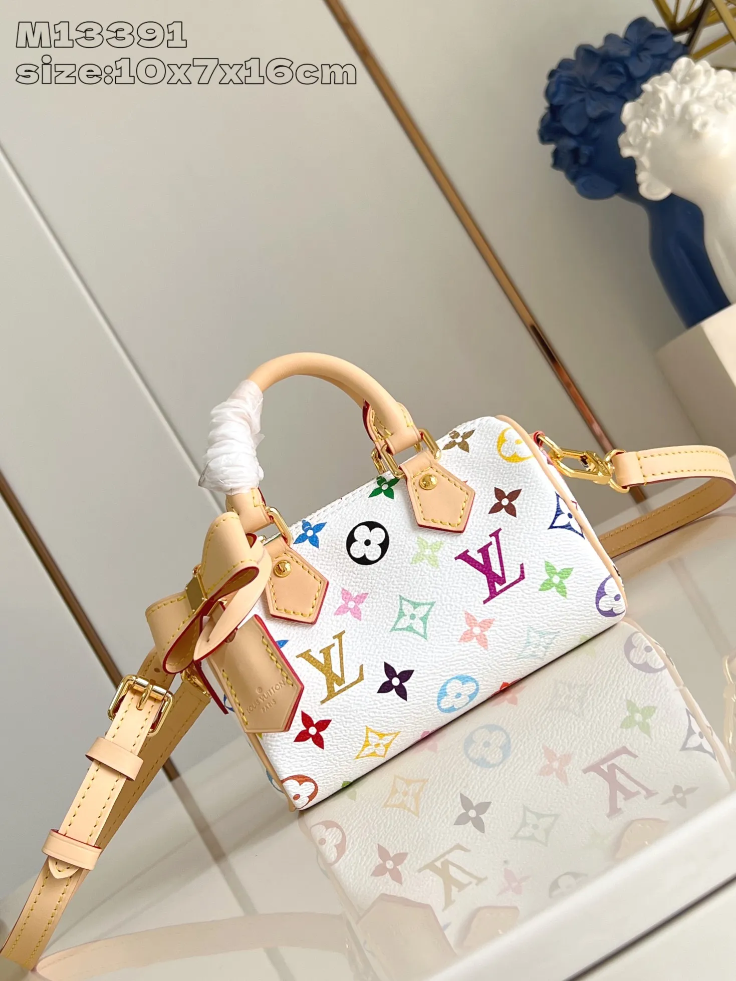 Factory price 580 Top-quality original single-chip version M13391 white color This Nano Speedy handbag is made of Monogram coated canvas and cow leather trim to create an exquisite configuration. It uses bright colors to interpret the smart style of the Louis Vuitton x Murakami reissue series. Toron handles and a dazzling padlock pay homage to the brand's travel heritage, while a removable and adjustable shoulder strap and chic LV x TM key holder complete the look. 10 x 7.5 x 16 cm (height x width x length)