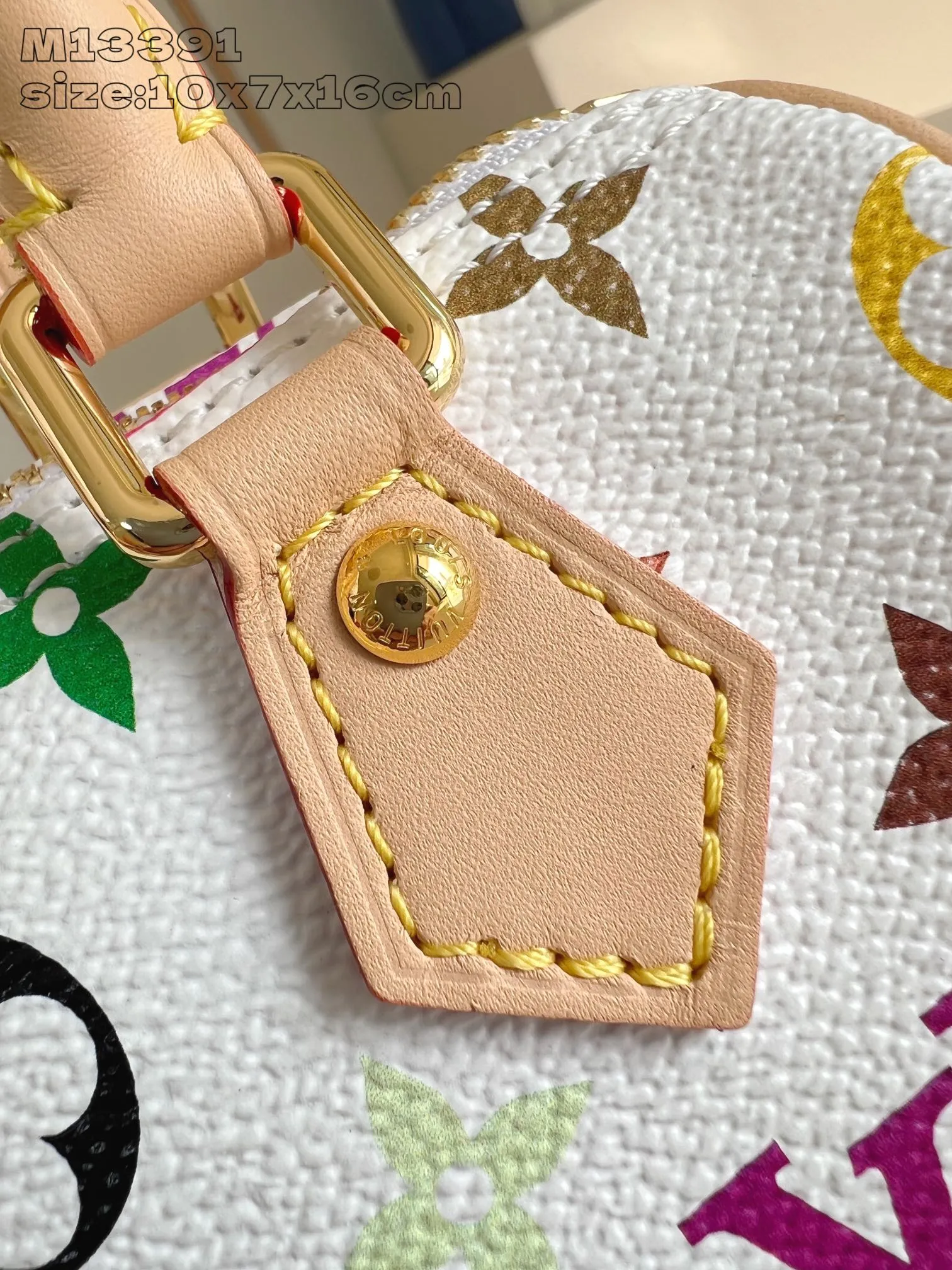 Factory price 580 Top-quality original single-chip version M13391 white color This Nano Speedy handbag is made of Monogram coated canvas and cow leather trim to create an exquisite configuration. It uses bright colors to interpret the smart style of the Louis Vuitton x Murakami reissue series. Toron handles and a dazzling padlock pay homage to the brand's travel heritage, while a removable and adjustable shoulder strap and chic LV x TM key holder complete the look. 10 x 7.5 x 16 cm (height x width x length)