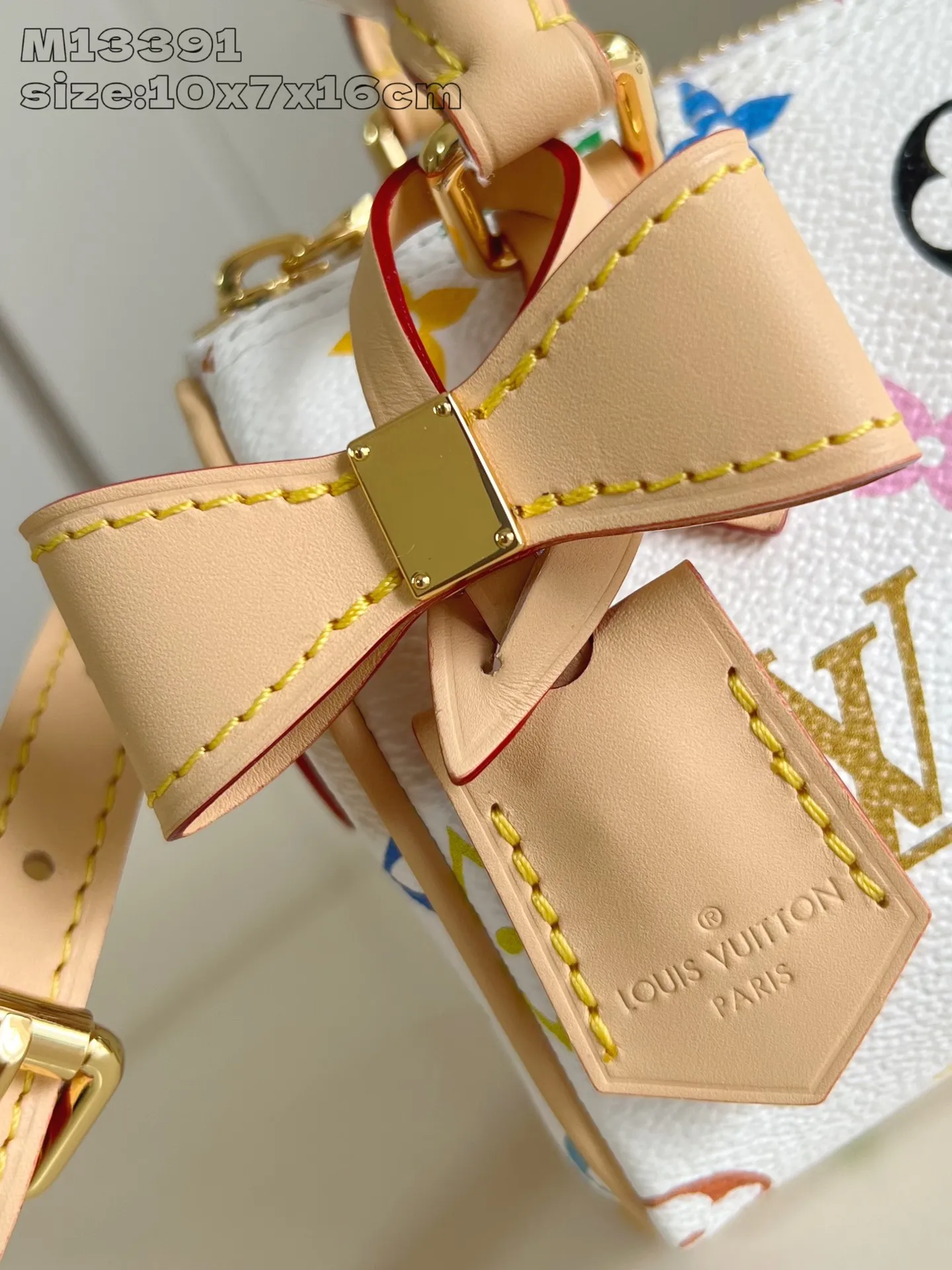 Factory price 580 Top-quality original single-chip version M13391 white color This Nano Speedy handbag is made of Monogram coated canvas and cow leather trim to create an exquisite configuration. It uses bright colors to interpret the smart style of the Louis Vuitton x Murakami reissue series. Toron handles and a dazzling padlock pay homage to the brand's travel heritage, while a removable and adjustable shoulder strap and chic LV x TM key holder complete the look. 10 x 7.5 x 16 cm (height x width x length)