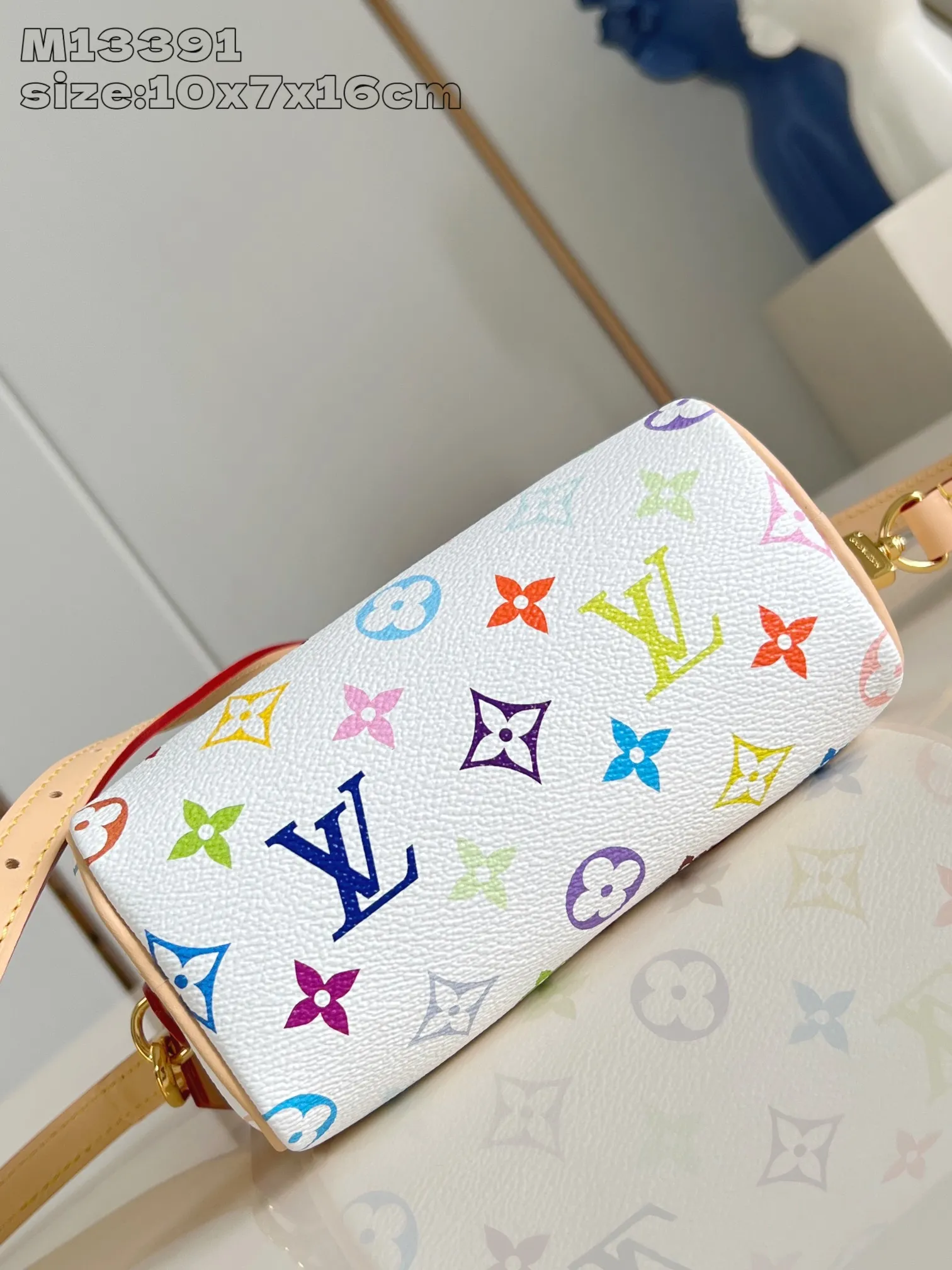 Factory price 580 Top-quality original single-chip version M13391 white color This Nano Speedy handbag is made of Monogram coated canvas and cow leather trim to create an exquisite configuration. It uses bright colors to interpret the smart style of the Louis Vuitton x Murakami reissue series. Toron handles and a dazzling padlock pay homage to the brand's travel heritage, while a removable and adjustable shoulder strap and chic LV x TM key holder complete the look. 10 x 7.5 x 16 cm (height x width x length)