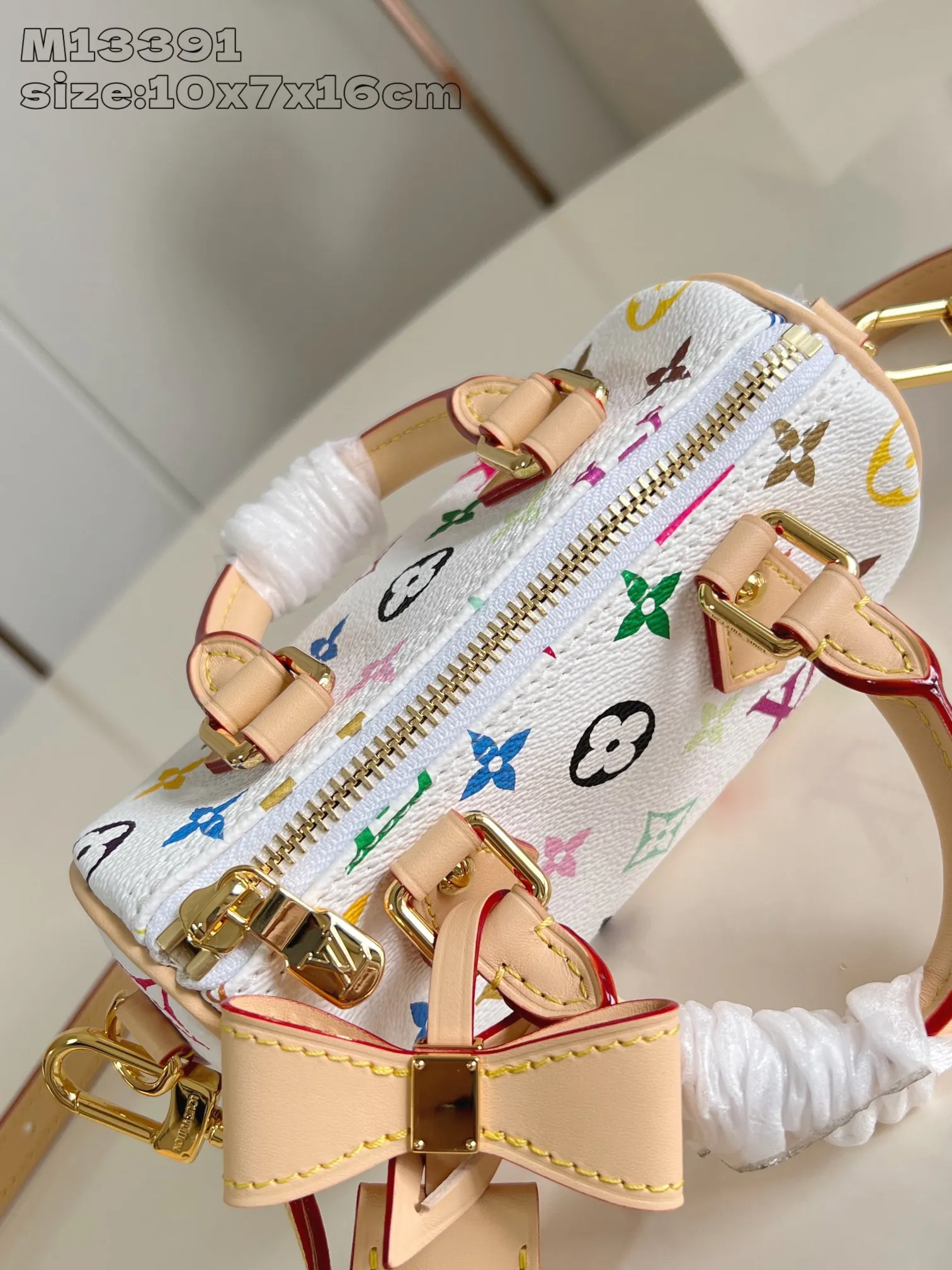Factory price 580 Top-quality original single-chip version M13391 white color This Nano Speedy handbag is made of Monogram coated canvas and cow leather trim to create an exquisite configuration. It uses bright colors to interpret the smart style of the Louis Vuitton x Murakami reissue series. Toron handles and a dazzling padlock pay homage to the brand's travel heritage, while a removable and adjustable shoulder strap and chic LV x TM key holder complete the look. 10 x 7.5 x 16 cm (height x width x length)