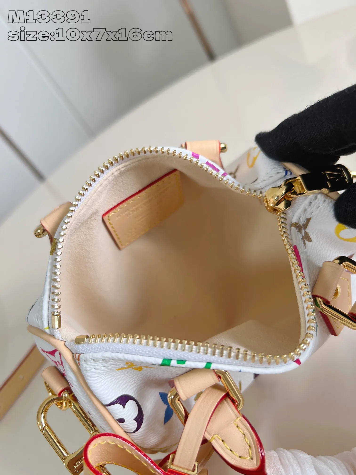 Factory price 580 Top-quality original single-chip version M13391 white color This Nano Speedy handbag is made of Monogram coated canvas and cow leather trim to create an exquisite configuration. It uses bright colors to interpret the smart style of the Louis Vuitton x Murakami reissue series. Toron handles and a dazzling padlock pay homage to the brand's travel heritage, while a removable and adjustable shoulder strap and chic LV x TM key holder complete the look. 10 x 7.5 x 16 cm (height x width x length)
