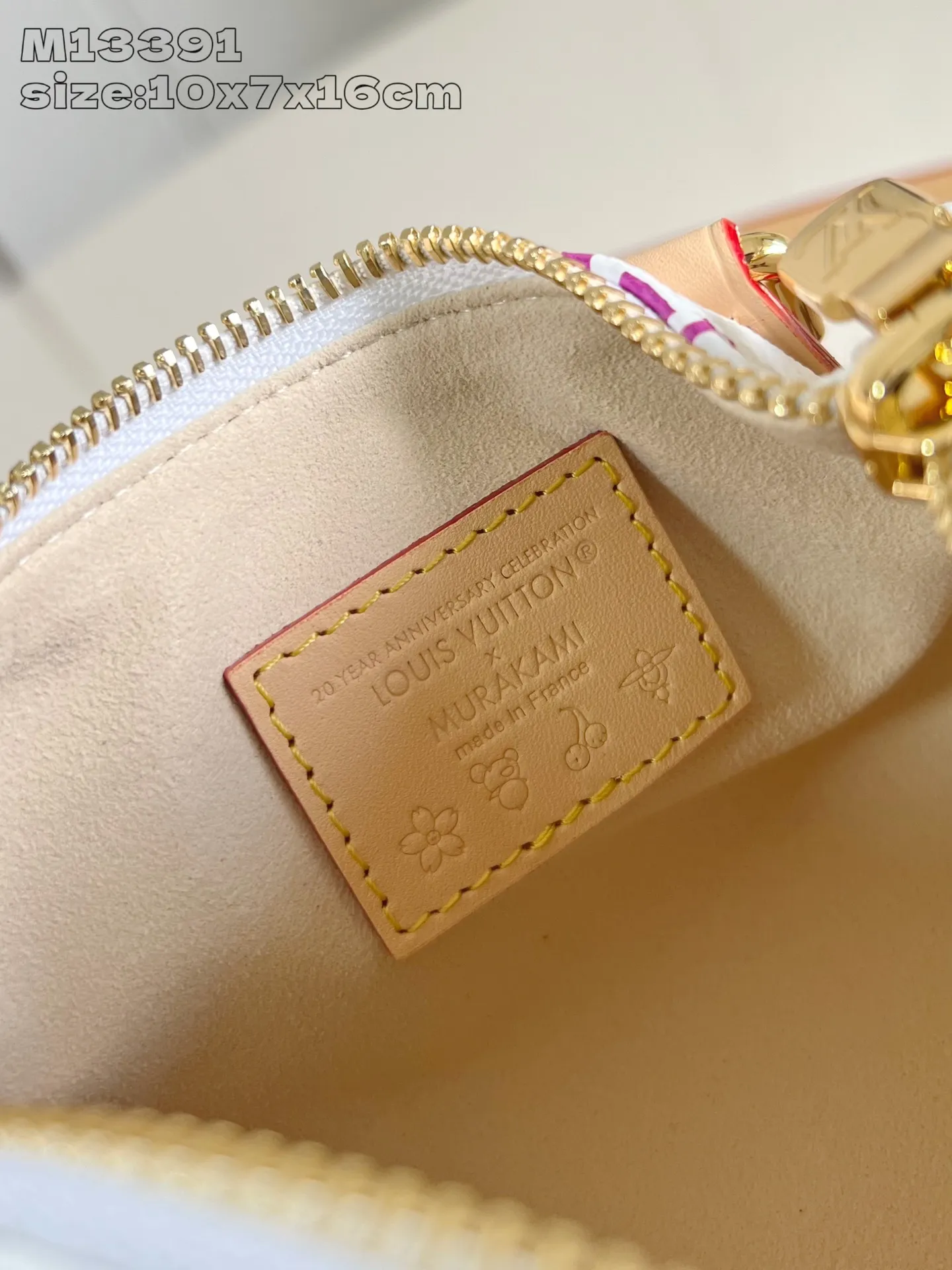 Factory price 580 Top-quality original single-chip version M13391 white color This Nano Speedy handbag is made of Monogram coated canvas and cow leather trim to create an exquisite configuration. It uses bright colors to interpret the smart style of the Louis Vuitton x Murakami reissue series. Toron handles and a dazzling padlock pay homage to the brand's travel heritage, while a removable and adjustable shoulder strap and chic LV x TM key holder complete the look. 10 x 7.5 x 16 cm (height x width x length)