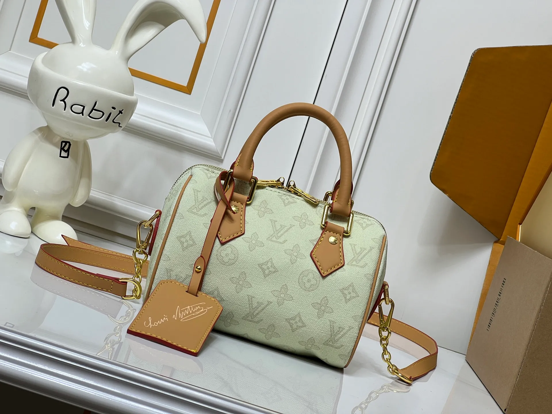 Batch 240💰[ALMA BB handbag] M27530-M27951-M28102-M46234-M27526-28272-M27525 This Alma BB handbag comes from the Travels With Grace Coddington series launched by Louis Vuitton and Grace Coddington, focusing on the fun Meowgram pattern. The canvas body is trimmed with calfskin and the fabric shoulder strap reads "Louis Vuitton" in Coddington's script. The exquisite padlocks and key cases once again prove the brand's exquisite craftsmanship.  Dimensions: 20.5×13.5×12cm (height x width x length)