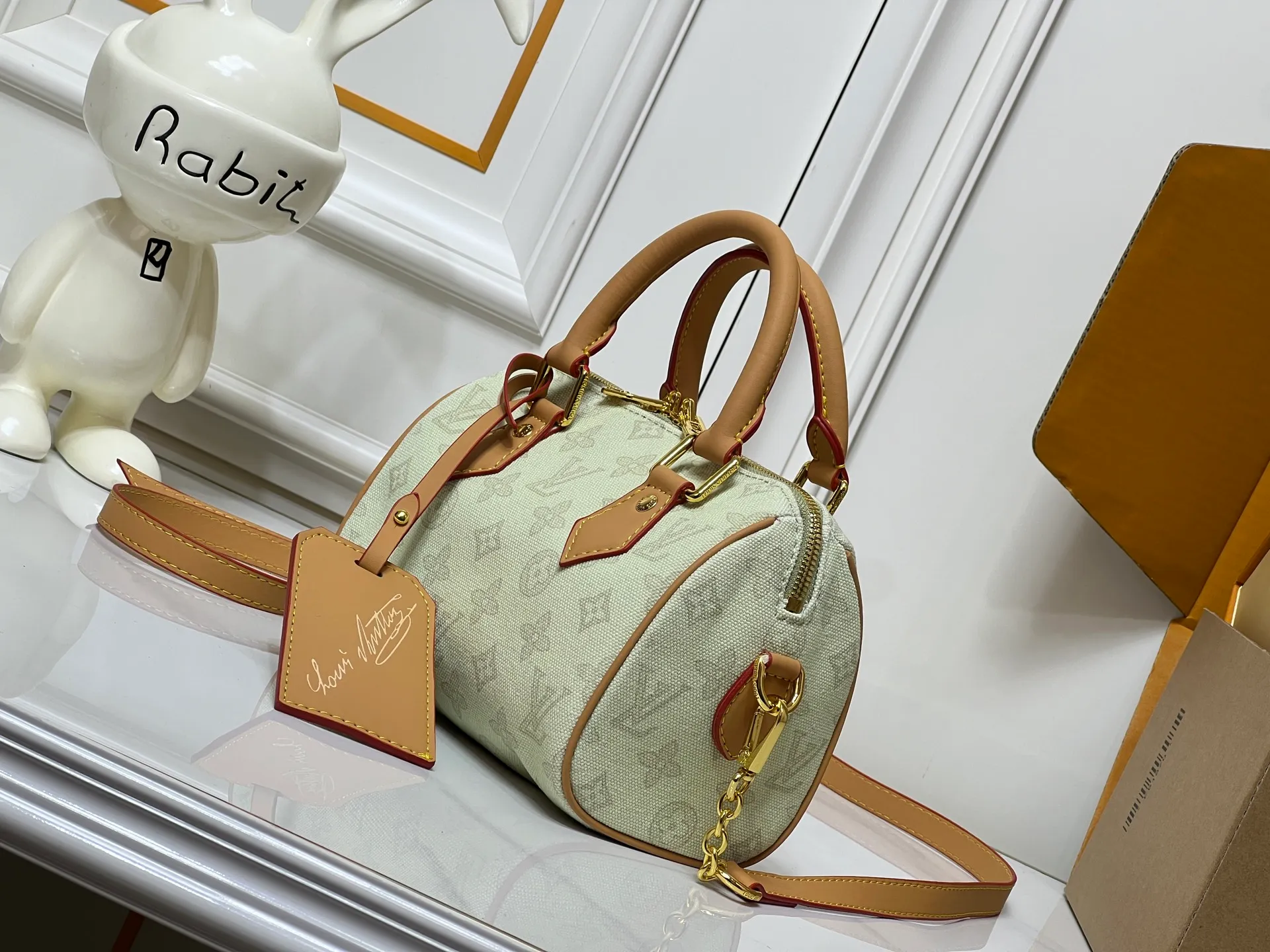 Batch 240💰[ALMA BB handbag] M27530-M27951-M28102-M46234-M27526-28272-M27525 This Alma BB handbag comes from the Travels With Grace Coddington series launched by Louis Vuitton and Grace Coddington, focusing on the fun Meowgram pattern. The canvas body is trimmed with calfskin and the fabric shoulder strap reads "Louis Vuitton" in Coddington's script. The exquisite padlocks and key cases once again prove the brand's exquisite craftsmanship.  Dimensions: 20.5×13.5×12cm (height x width x length)