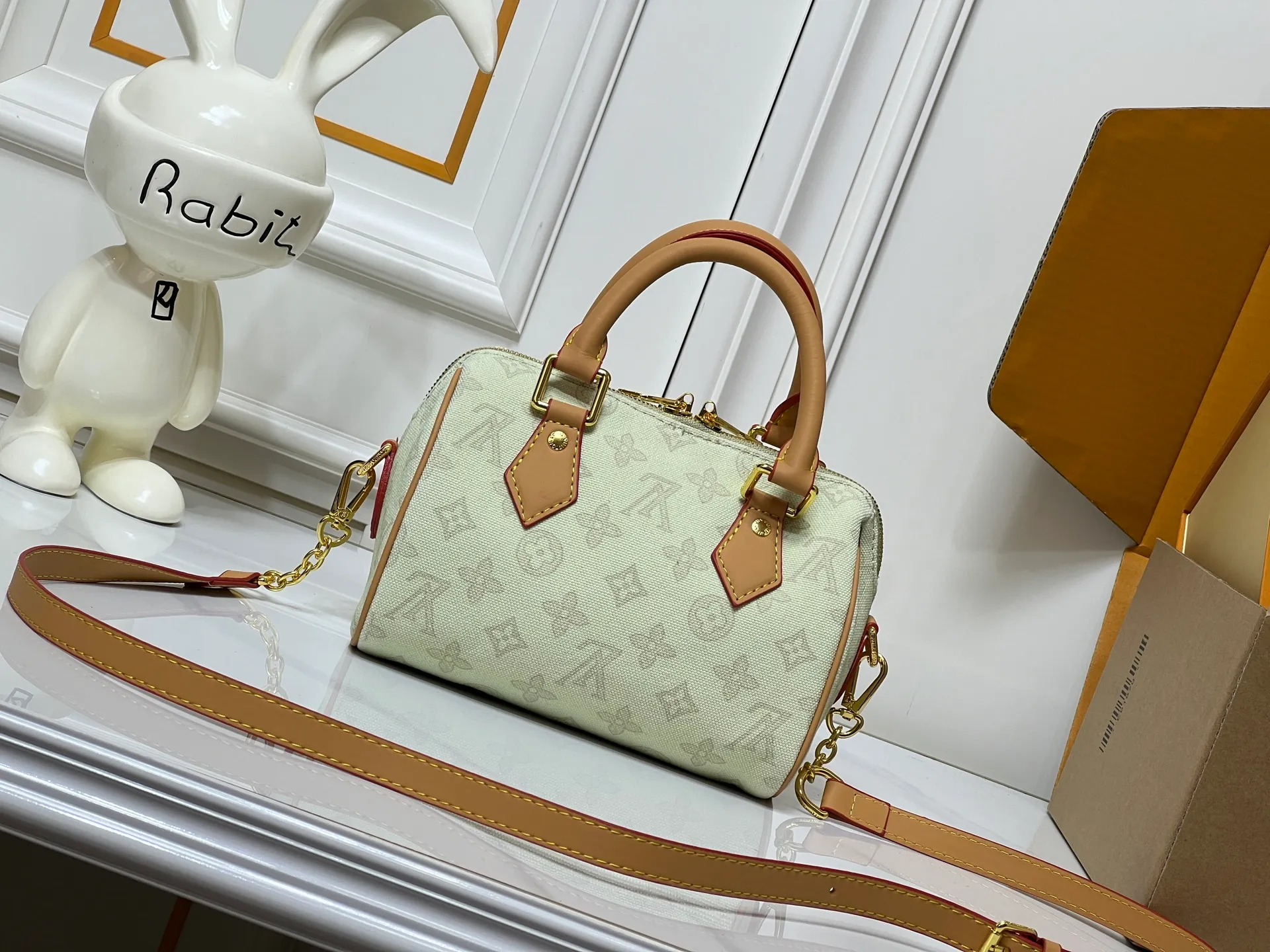 Batch 240💰[ALMA BB handbag] M27530-M27951-M28102-M46234-M27526-28272-M27525 This Alma BB handbag comes from the Travels With Grace Coddington series launched by Louis Vuitton and Grace Coddington, focusing on the fun Meowgram pattern. The canvas body is trimmed with calfskin and the fabric shoulder strap reads "Louis Vuitton" in Coddington's script. The exquisite padlocks and key cases once again prove the brand's exquisite craftsmanship.  Dimensions: 20.5×13.5×12cm (height x width x length)