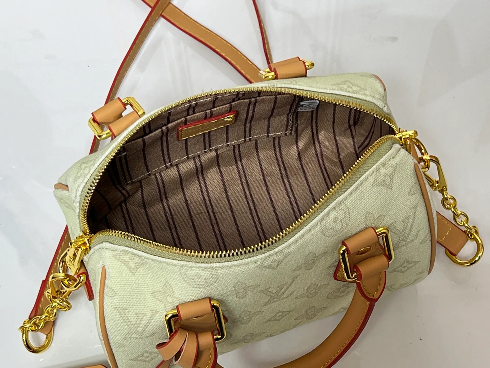 Batch 240💰[ALMA BB handbag] M27530-M27951-M28102-M46234-M27526-28272-M27525 This Alma BB handbag comes from the Travels With Grace Coddington series launched by Louis Vuitton and Grace Coddington, focusing on the fun Meowgram pattern. The canvas body is trimmed with calfskin and the fabric shoulder strap reads "Louis Vuitton" in Coddington's script. The exquisite padlocks and key cases once again prove the brand's exquisite craftsmanship.  Dimensions: 20.5×13.5×12cm (height x width x length)