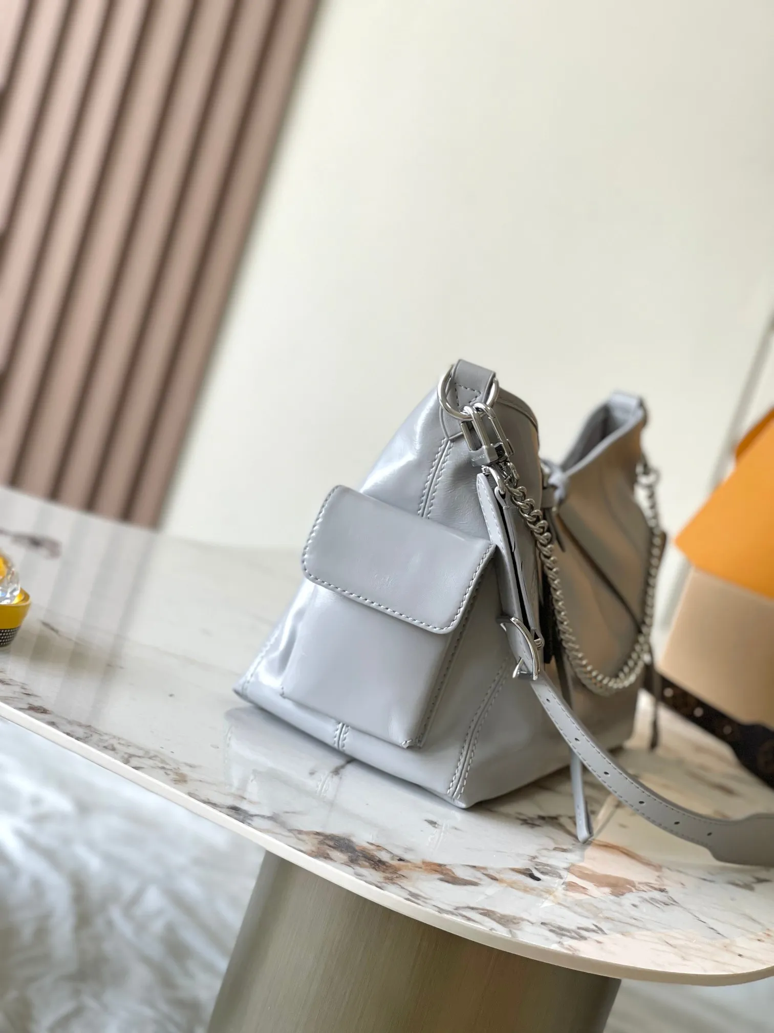 p2140 [Special grade transcoding chip MB original leather] CARRYALL CARGO small handbag Model: M12579 gray dynamic chip Material: A+ grade all-steel hardware, imported original sheepskin Packaging: full set of special grade duty-free MB packaging Size: 33.5x23x15cm
