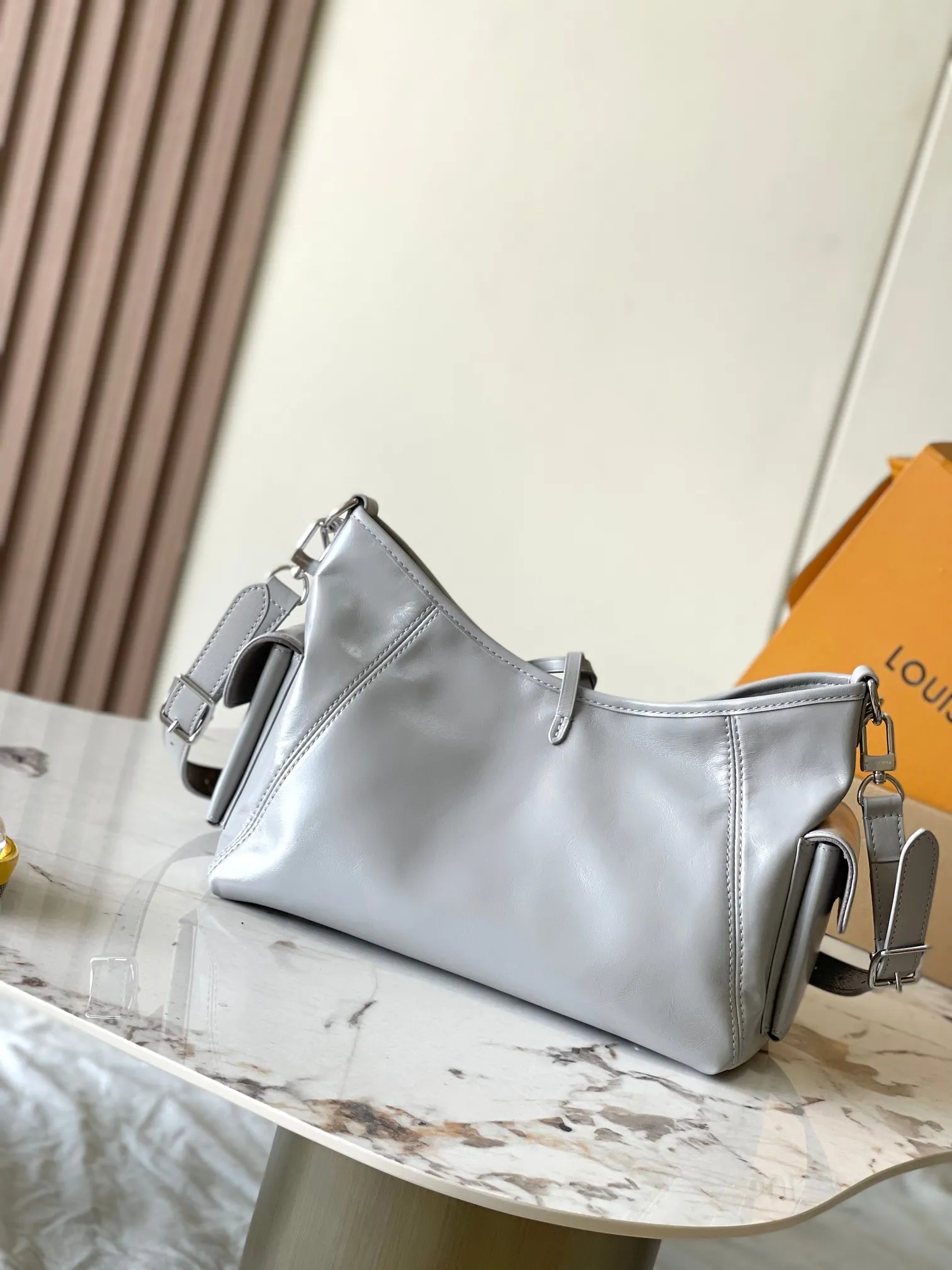 p2140 [Special grade transcoding chip MB original leather] CARRYALL CARGO small handbag Model: M12579 gray dynamic chip Material: A+ grade all-steel hardware, imported original sheepskin Packaging: full set of special grade duty-free MB packaging Size: 33.5x23x15cm