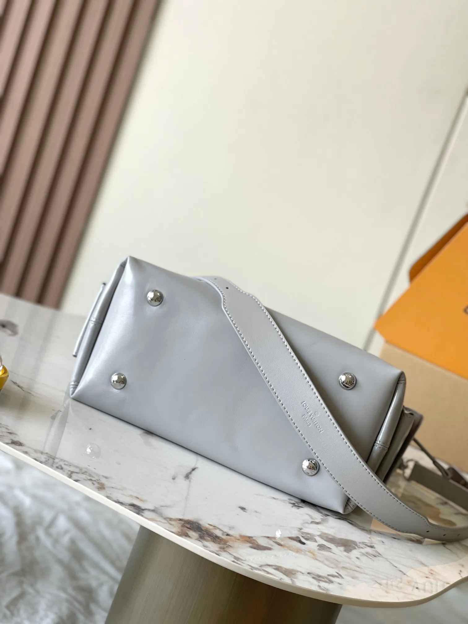 p2140 [Special grade transcoding chip MB original leather] CARRYALL CARGO small handbag Model: M12579 gray dynamic chip Material: A+ grade all-steel hardware, imported original sheepskin Packaging: full set of special grade duty-free MB packaging Size: 33.5x23x15cm