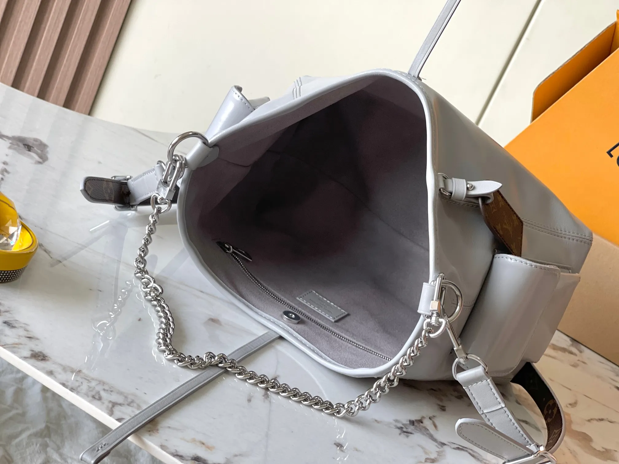 p2140 [Special grade transcoding chip MB original leather] CARRYALL CARGO small handbag Model: M12579 gray dynamic chip Material: A+ grade all-steel hardware, imported original sheepskin Packaging: full set of special grade duty-free MB packaging Size: 33.5x23x15cm