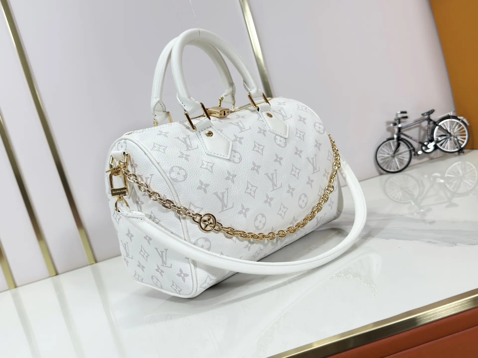 P260 Upgraded original M47186 M11323 M40390 This Speedy Soft 25 handbag renews the classic design of the Speedy handbag, using Monogram Empreinte leather and suede cowhide lining to create a light and soft structure. Whether carried by hand, cross-body or shoulder, you can create a trendy look. Dimensions: 25x19x15 cm