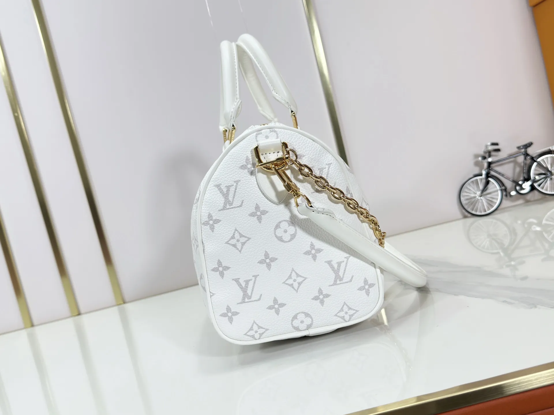 P260 Upgraded original M47186 M11323 M40390 This Speedy Soft 25 handbag renews the classic design of the Speedy handbag, using Monogram Empreinte leather and suede cowhide lining to create a light and soft structure. Whether carried by hand, cross-body or shoulder, you can create a trendy look. Dimensions: 25x19x15 cm