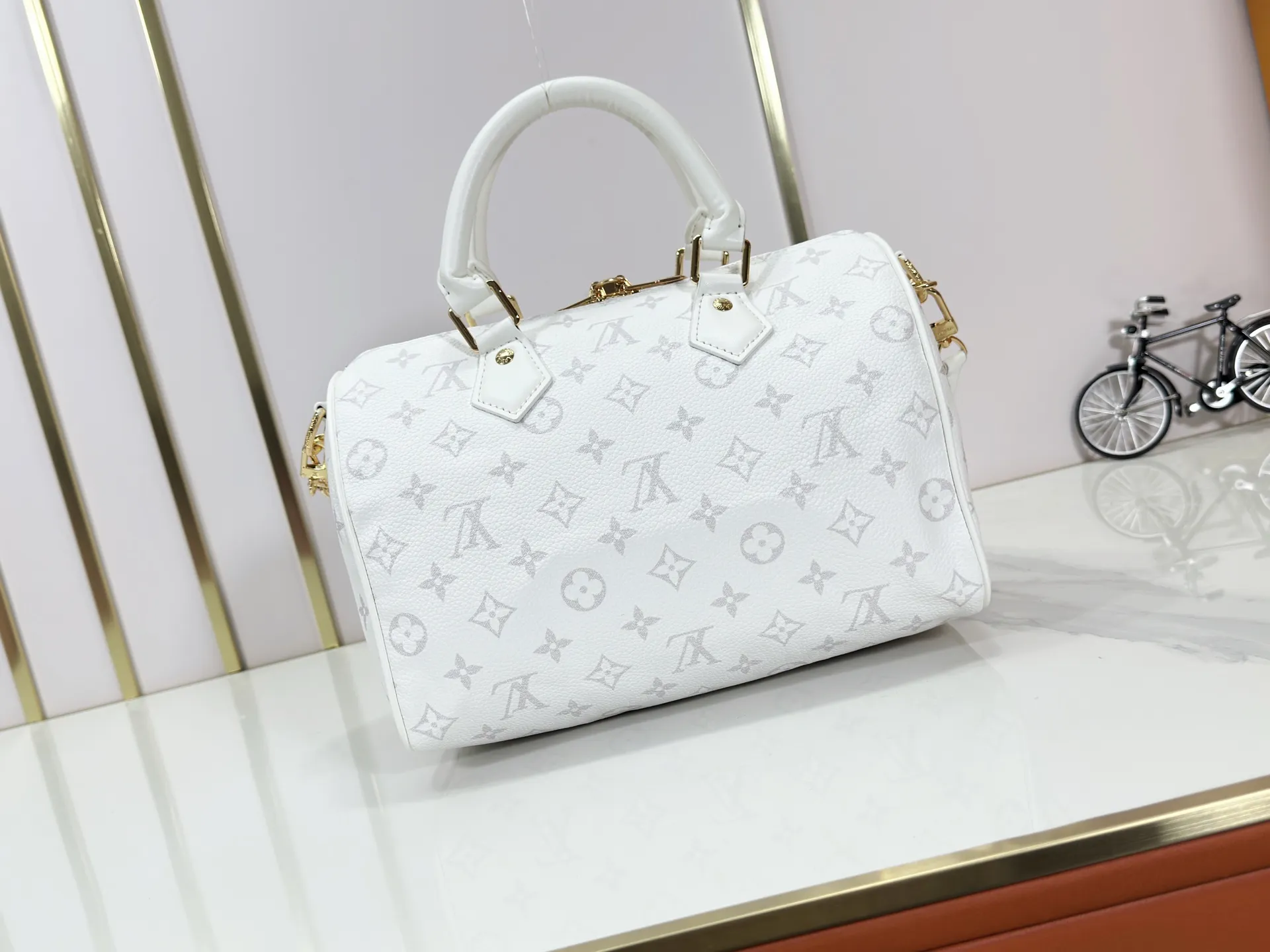 P260 Upgraded original M47186 M11323 M40390 This Speedy Soft 25 handbag renews the classic design of the Speedy handbag, using Monogram Empreinte leather and suede cowhide lining to create a light and soft structure. Whether carried by hand, cross-body or shoulder, you can create a trendy look. Dimensions: 25x19x15 cm