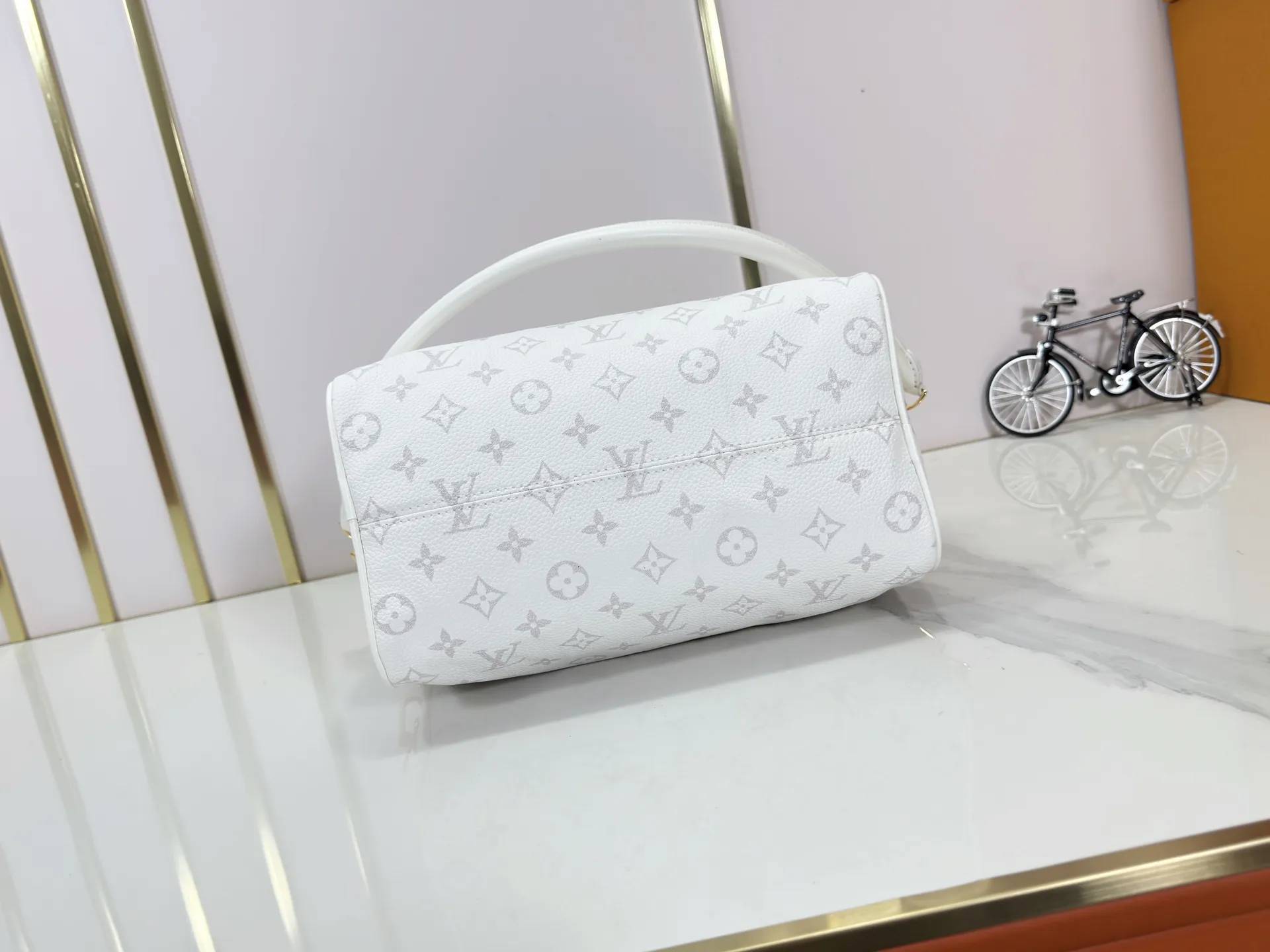 P260 Upgraded original M47186 M11323 M40390 This Speedy Soft 25 handbag renews the classic design of the Speedy handbag, using Monogram Empreinte leather and suede cowhide lining to create a light and soft structure. Whether carried by hand, cross-body or shoulder, you can create a trendy look. Dimensions: 25x19x15 cm