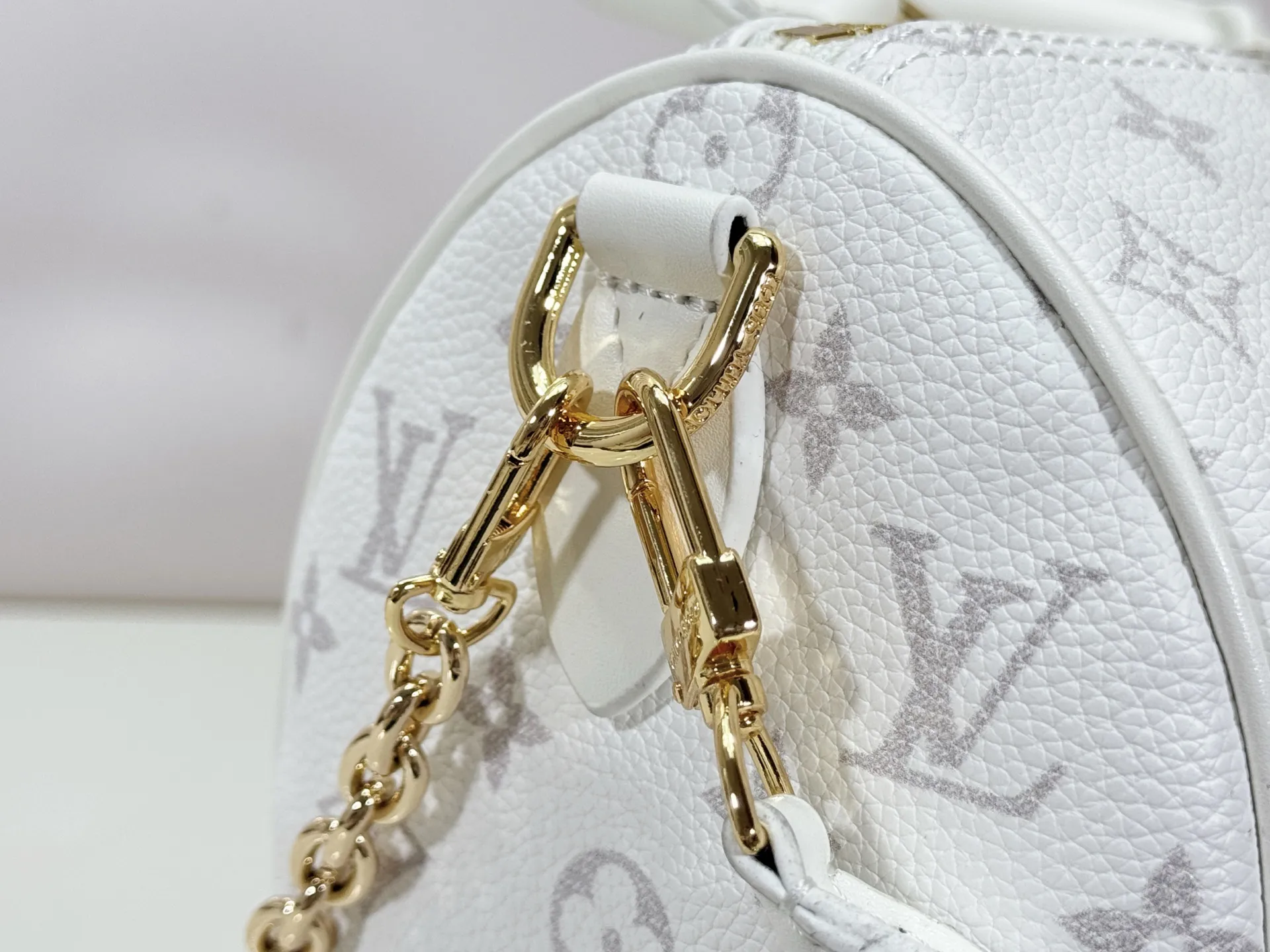 P260 Upgraded original M47186 M11323 M40390 This Speedy Soft 25 handbag renews the classic design of the Speedy handbag, using Monogram Empreinte leather and suede cowhide lining to create a light and soft structure. Whether carried by hand, cross-body or shoulder, you can create a trendy look. Dimensions: 25x19x15 cm