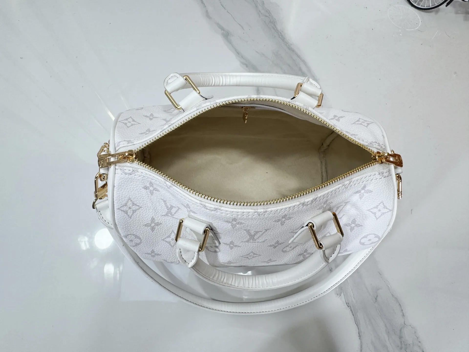 P260 Upgraded original M47186 M11323 M40390 This Speedy Soft 25 handbag renews the classic design of the Speedy handbag, using Monogram Empreinte leather and suede cowhide lining to create a light and soft structure. Whether carried by hand, cross-body or shoulder, you can create a trendy look. Dimensions: 25x19x15 cm