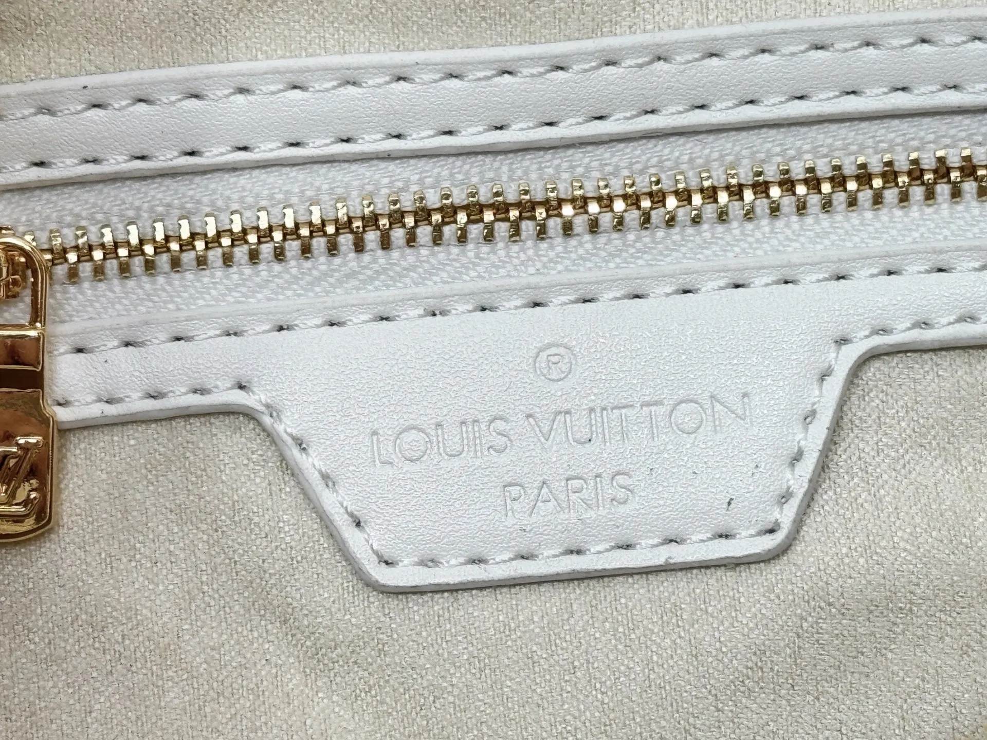 P260 Upgraded original M47186 M11323 M40390 This Speedy Soft 25 handbag renews the classic design of the Speedy handbag, using Monogram Empreinte leather and suede cowhide lining to create a light and soft structure. Whether carried by hand, cross-body or shoulder, you can create a trendy look. Dimensions: 25x19x15 cm