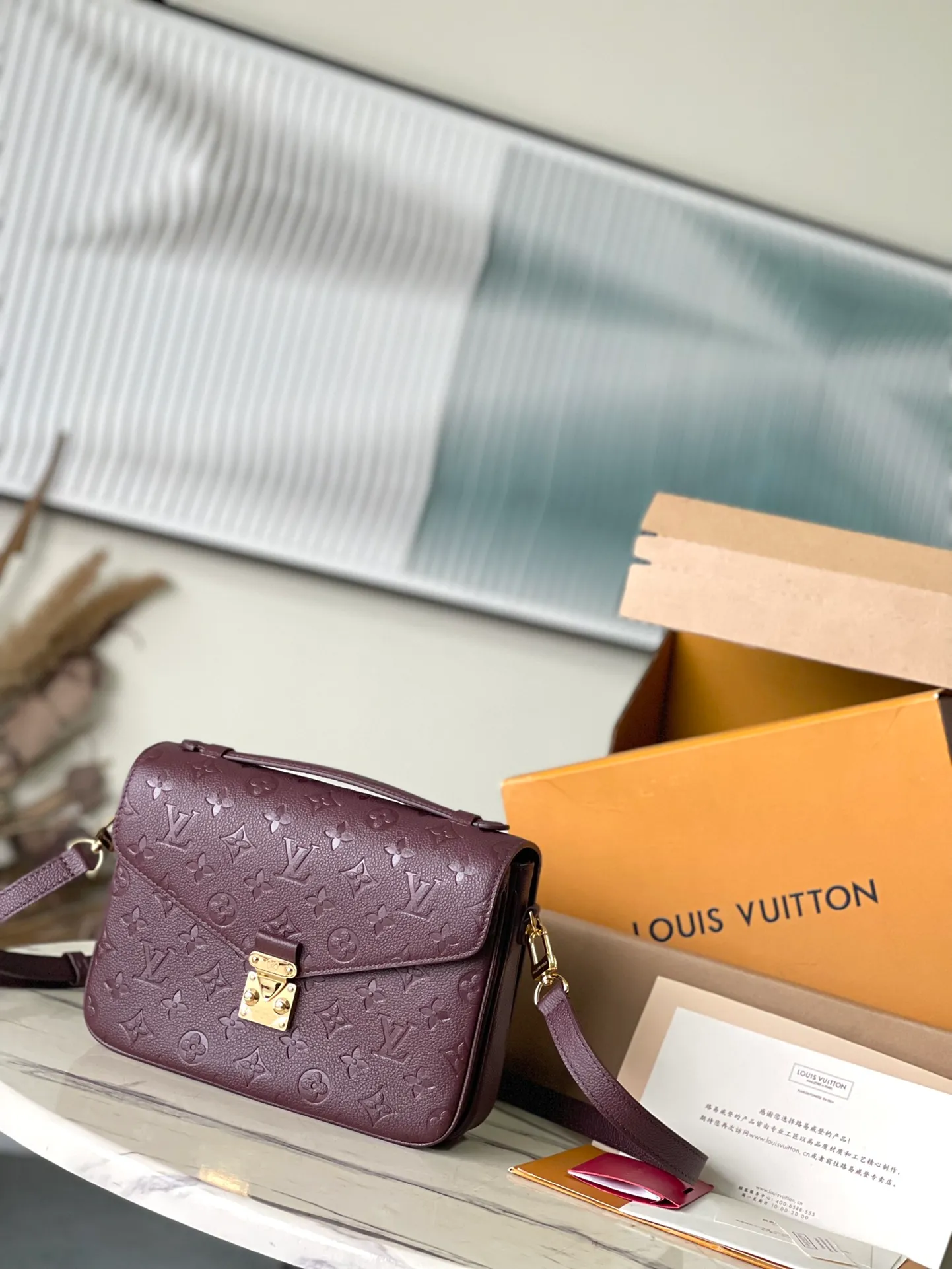 💰1040 (top layer leather) top original order M46613 supports counter inspection. The photos taken of duty-free goods are consistent with the product without opening the packaging. This product is an exclusive duty-free product in the market and is the highest-end product. Inspection is supported. This product has passed strict inspection and is flawless. Please wear gloves when touching the product. This product is not returnable or exchangeable. Please confirm the product first and then remove the label on the handle. This product is temporarily not open to the public, only for regular customers, and is in short supply. Dimensions: 25 x 19 x 7 cm