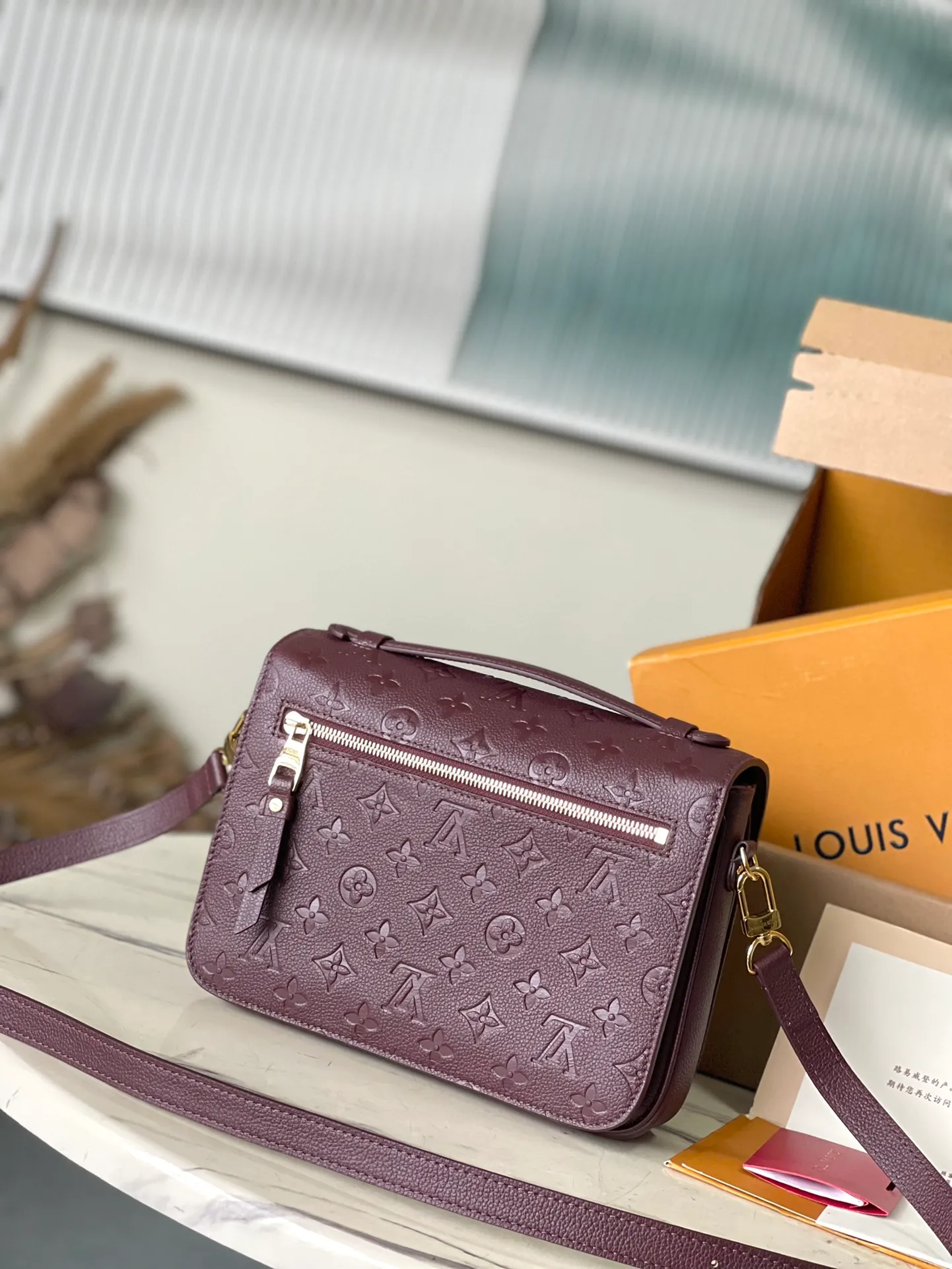 💰1040 (top layer leather) top original order M46613 supports counter inspection. The photos taken of duty-free goods are consistent with the product without opening the packaging. This product is an exclusive duty-free product in the market and is the highest-end product. Inspection is supported. This product has passed strict inspection and is flawless. Please wear gloves when touching the product. This product is not returnable or exchangeable. Please confirm the product first and then remove the label on the handle. This product is temporarily not open to the public, only for regular customers, and is in short supply. Dimensions: 25 x 19 x 7 cm