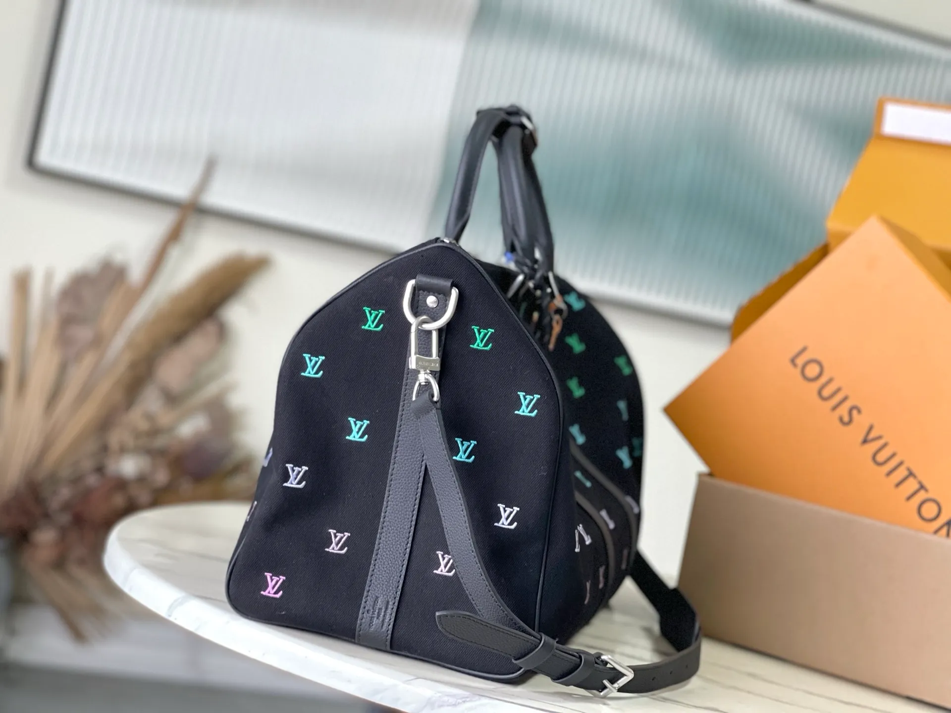 💰1340 (first-grain leather) top original single M13966 Pharrell Williams chose dark LV Blason denim to interpret the Keepall Bandouliere50 travel bag, using keen synesthesia to turn the beating notes into colorful LV letter embroidery, injecting elegance into the classic configuration. Dimensions: 50 × 29 × 23 cm