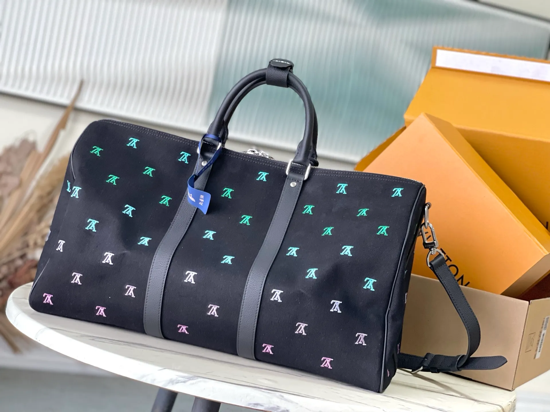 💰1340 (first-grain leather) top original single M13966 Pharrell Williams chose dark LV Blason denim to interpret the Keepall Bandouliere50 travel bag, using keen synesthesia to turn the beating notes into colorful LV letter embroidery, injecting elegance into the classic configuration. Dimensions: 50 × 29 × 23 cm