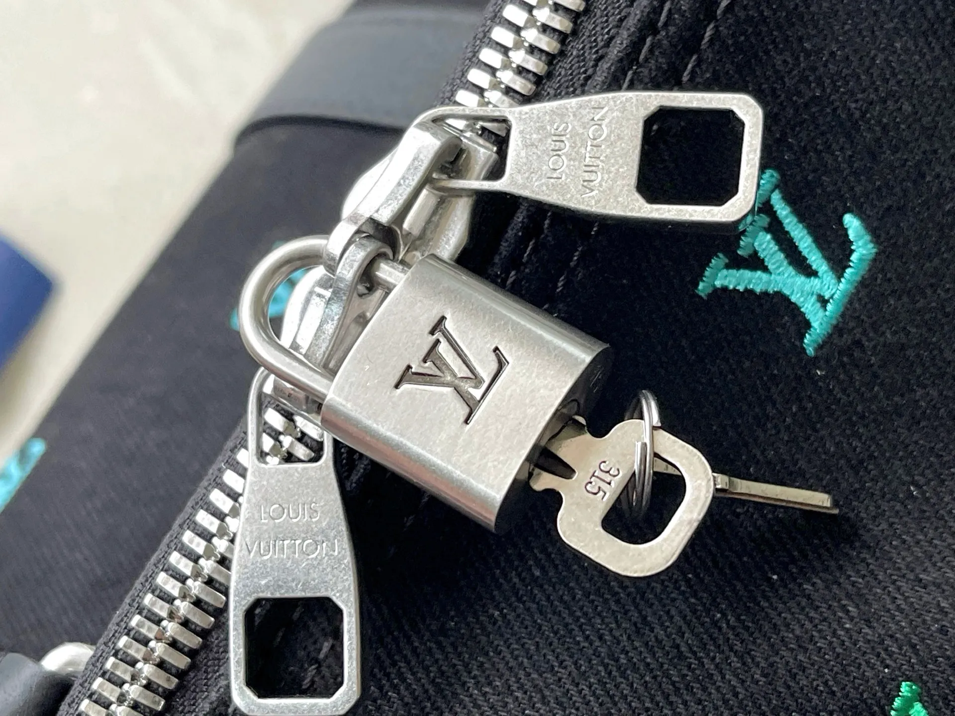 💰1340 (first-grain leather) top original single M13966 Pharrell Williams chose dark LV Blason denim to interpret the Keepall Bandouliere50 travel bag, using keen synesthesia to turn the beating notes into colorful LV letter embroidery, injecting elegance into the classic configuration. Dimensions: 50 × 29 × 23 cm