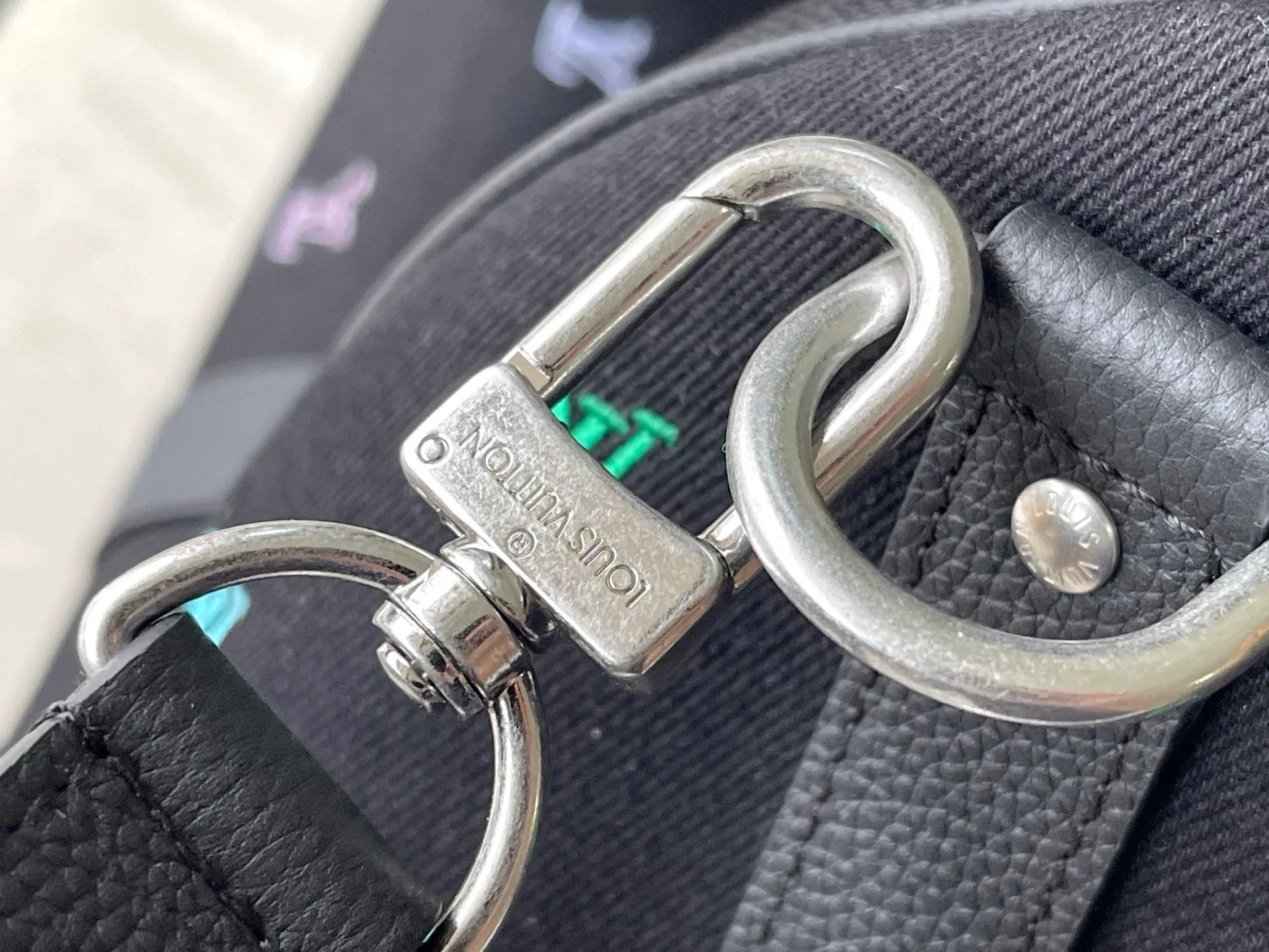 💰1340 (first-grain leather) top original single M13966 Pharrell Williams chose dark LV Blason denim to interpret the Keepall Bandouliere50 travel bag, using keen synesthesia to turn the beating notes into colorful LV letter embroidery, injecting elegance into the classic configuration. Dimensions: 50 × 29 × 23 cm