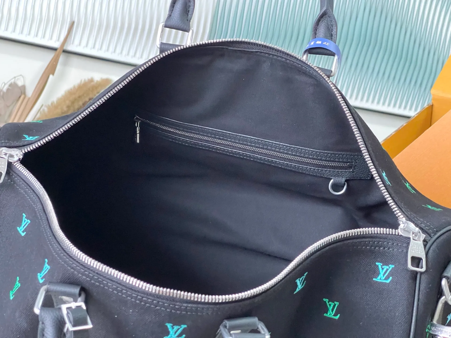 💰1340 (first-grain leather) top original single M13966 Pharrell Williams chose dark LV Blason denim to interpret the Keepall Bandouliere50 travel bag, using keen synesthesia to turn the beating notes into colorful LV letter embroidery, injecting elegance into the classic configuration. Dimensions: 50 × 29 × 23 cm