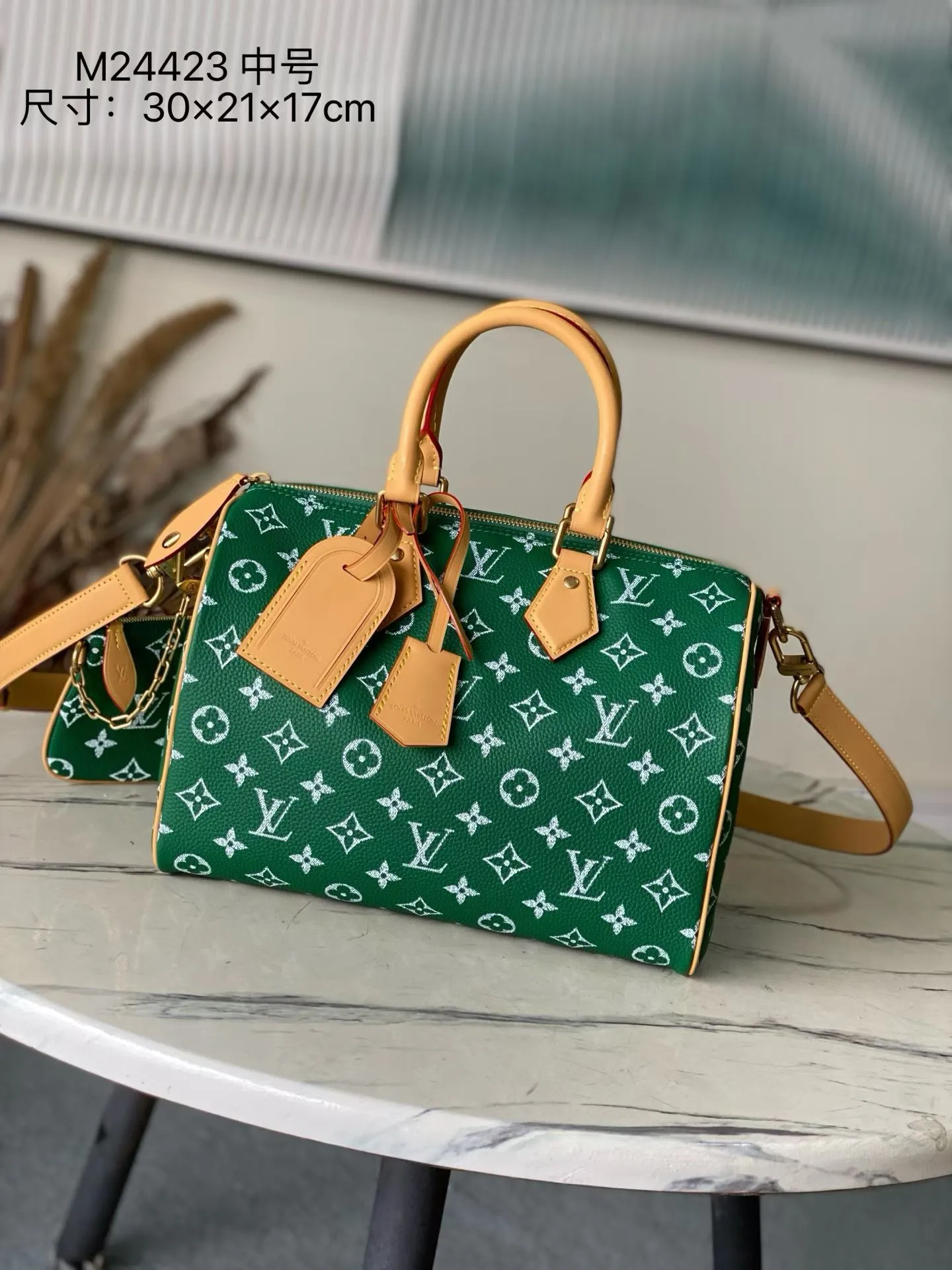 💰1700 Top Original Order M14077 Green Medium This Speedy P18 Bandouliere 30 handbag is made of soft cow leather with deep cow leather trim and a detachable and adjustable shoulder strap. Exquisite stitching, dyed edges and the iconic P18 nameplate create ingenious details. Dimensions: 30 × 22.5 × 18 cm