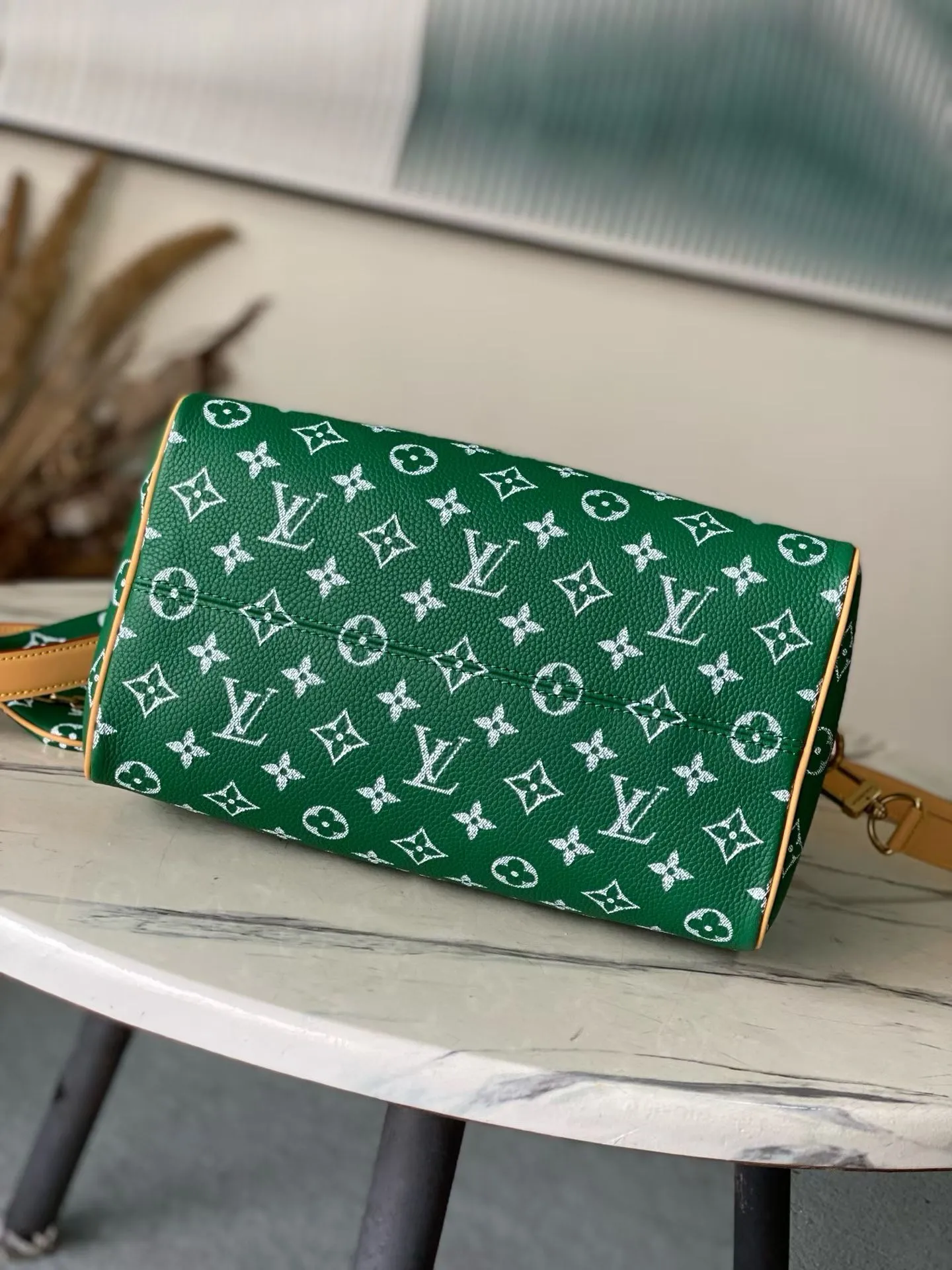 💰1700 Top Original Order M14077 Green Medium This Speedy P18 Bandouliere 30 handbag is made of soft cow leather with deep cow leather trim and a detachable and adjustable shoulder strap. Exquisite stitching, dyed edges and the iconic P18 nameplate create ingenious details. Dimensions: 30 × 22.5 × 18 cm