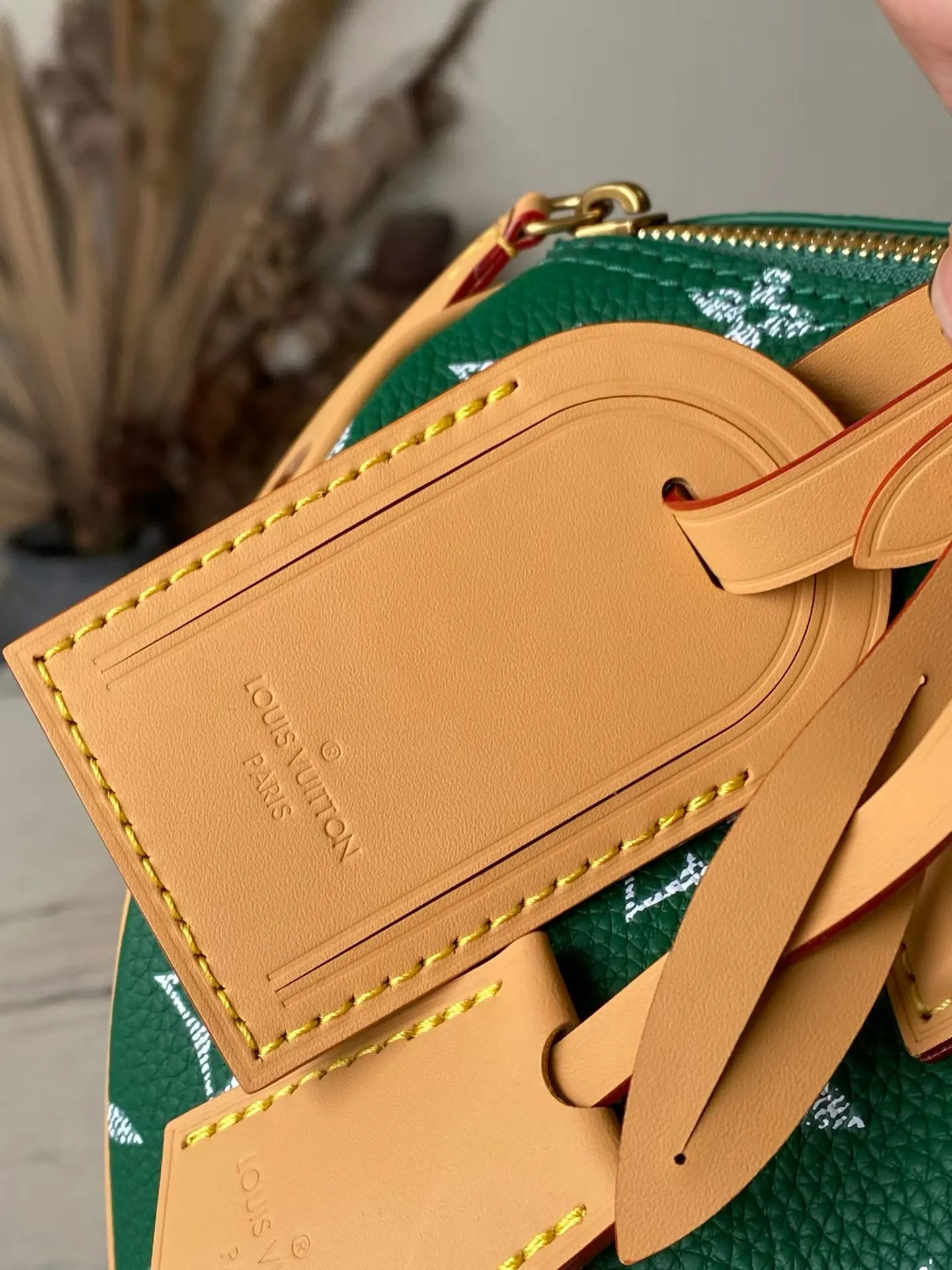 💰1700 Top Original Order M14077 Green Medium This Speedy P18 Bandouliere 30 handbag is made of soft cow leather with deep cow leather trim and a detachable and adjustable shoulder strap. Exquisite stitching, dyed edges and the iconic P18 nameplate create ingenious details. Dimensions: 30 × 22.5 × 18 cm