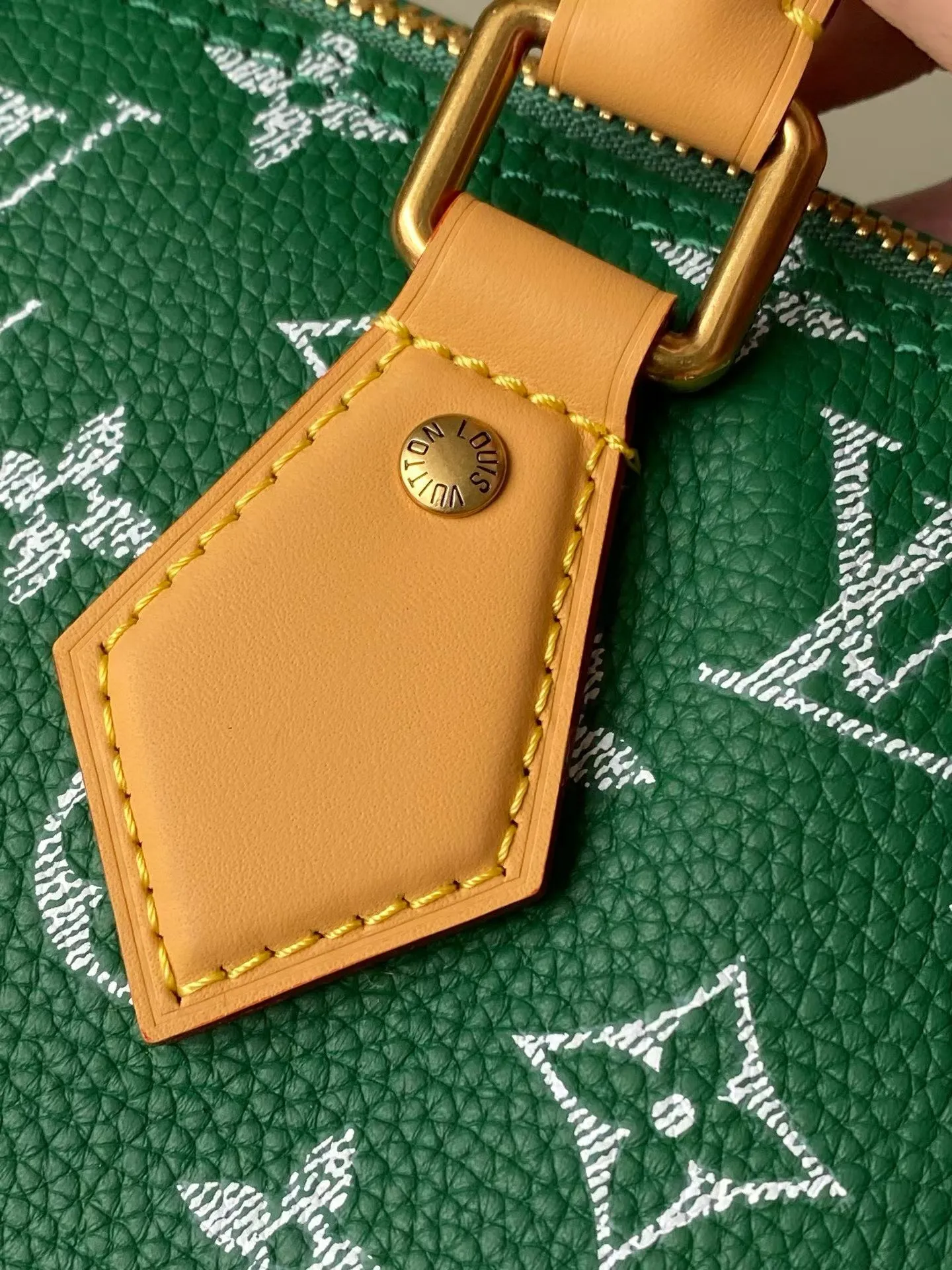 💰1700 Top Original Order M14077 Green Medium This Speedy P18 Bandouliere 30 handbag is made of soft cow leather with deep cow leather trim and a detachable and adjustable shoulder strap. Exquisite stitching, dyed edges and the iconic P18 nameplate create ingenious details. Dimensions: 30 × 22.5 × 18 cm