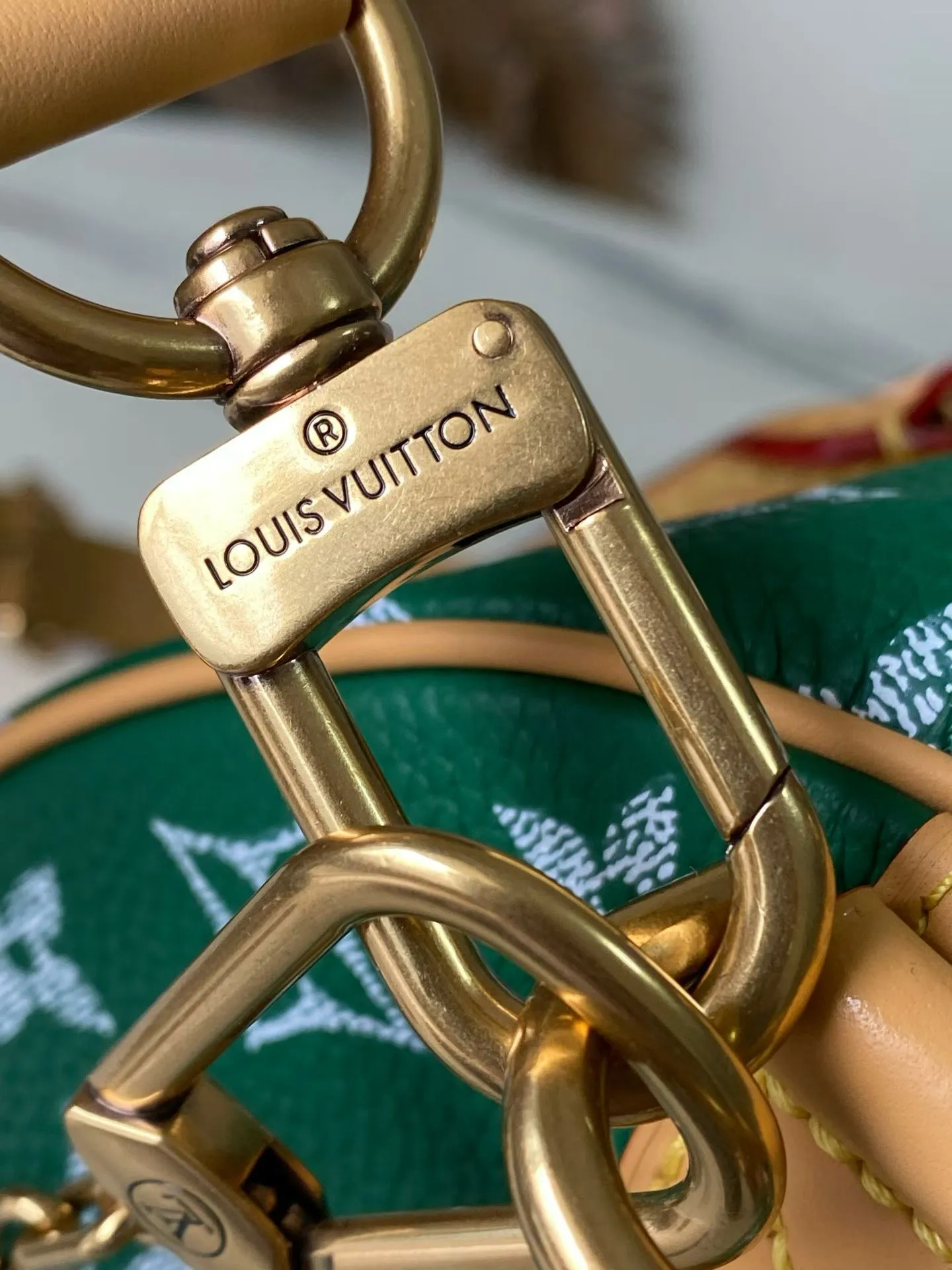 💰1700 Top Original Order M14077 Green Medium This Speedy P18 Bandouliere 30 handbag is made of soft cow leather with deep cow leather trim and a detachable and adjustable shoulder strap. Exquisite stitching, dyed edges and the iconic P18 nameplate create ingenious details. Dimensions: 30 × 22.5 × 18 cm