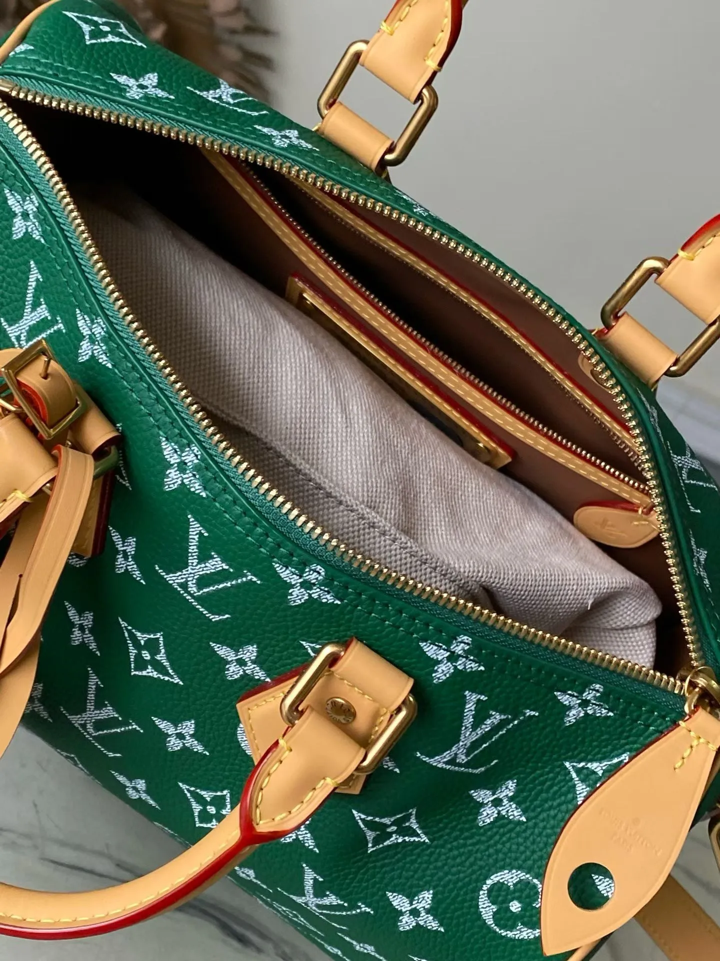 💰1700 Top Original Order M14077 Green Medium This Speedy P18 Bandouliere 30 handbag is made of soft cow leather with deep cow leather trim and a detachable and adjustable shoulder strap. Exquisite stitching, dyed edges and the iconic P18 nameplate create ingenious details. Dimensions: 30 × 22.5 × 18 cm