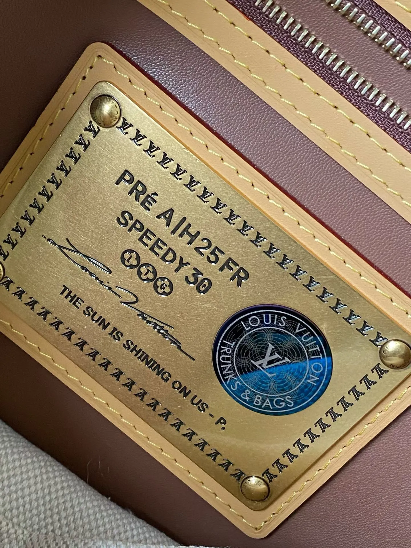 💰1700 Top Original Order M14077 Green Medium This Speedy P18 Bandouliere 30 handbag is made of soft cow leather with deep cow leather trim and a detachable and adjustable shoulder strap. Exquisite stitching, dyed edges and the iconic P18 nameplate create ingenious details. Dimensions: 30 × 22.5 × 18 cm