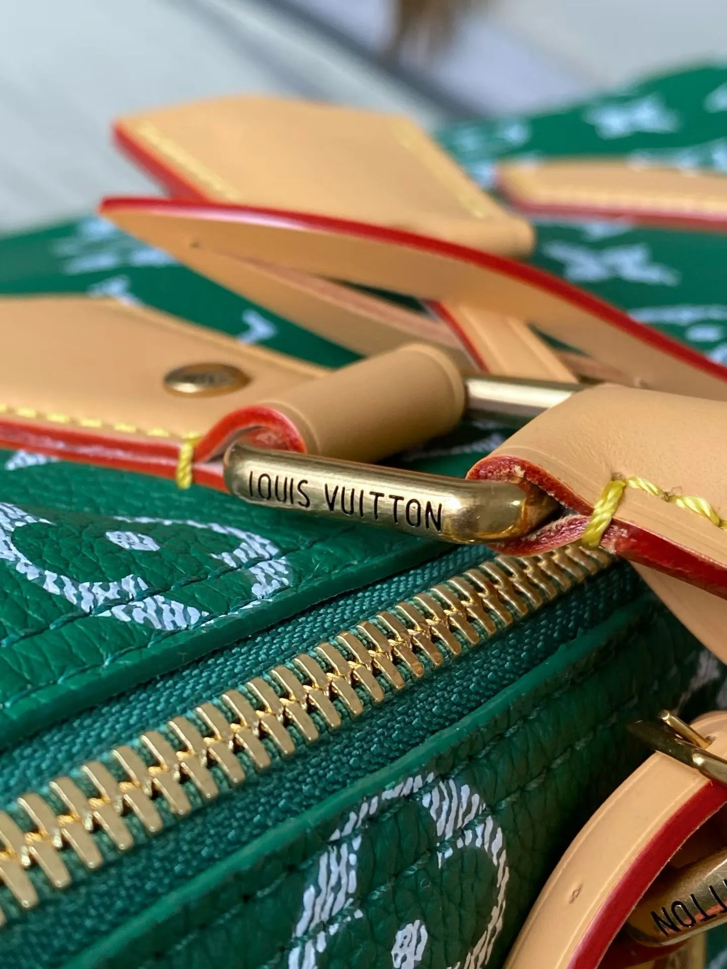 💰1700 Top Original Order M14077 Green Medium This Speedy P18 Bandouliere 30 handbag is made of soft cow leather with deep cow leather trim and a detachable and adjustable shoulder strap. Exquisite stitching, dyed edges and the iconic P18 nameplate create ingenious details. Dimensions: 30 × 22.5 × 18 cm