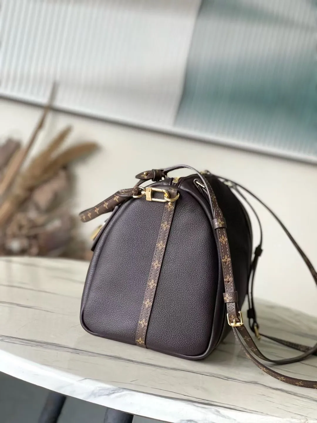 💰1140 (top layer leather) top quality original order M26397 litchi pattern This season’s Express medium handbag is specially crafted for modern women. This iconic design features a calfskin body with classic Monogram canvas trim. The Monogram jacquard lining pays tribute to the brand's long heritage, making it a perfect choice for urban life. It can be worn in various ways at will. The key bag and padlock are the finishing touches, adding subtle details to the overall design. Dimensions: 36 × 24 × 18.5 cm
