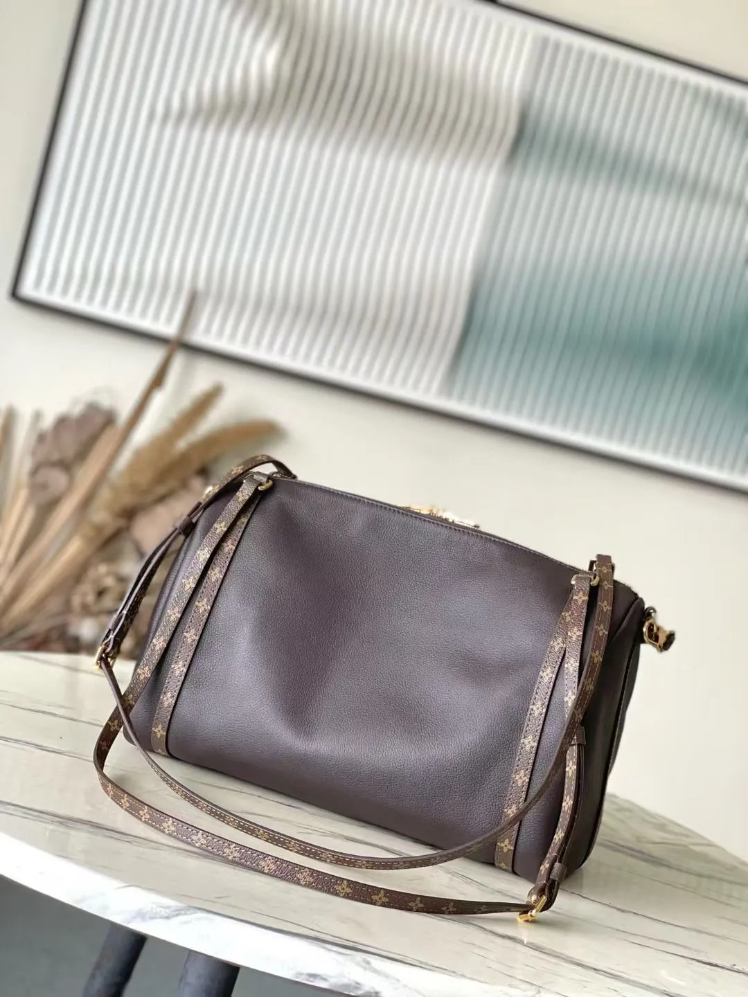 💰1140 (top layer leather) top quality original order M26397 litchi pattern This season’s Express medium handbag is specially crafted for modern women. This iconic design features a calfskin body with classic Monogram canvas trim. The Monogram jacquard lining pays tribute to the brand's long heritage, making it a perfect choice for urban life. It can be worn in various ways at will. The key bag and padlock are the finishing touches, adding subtle details to the overall design. Dimensions: 36 × 24 × 18.5 cm