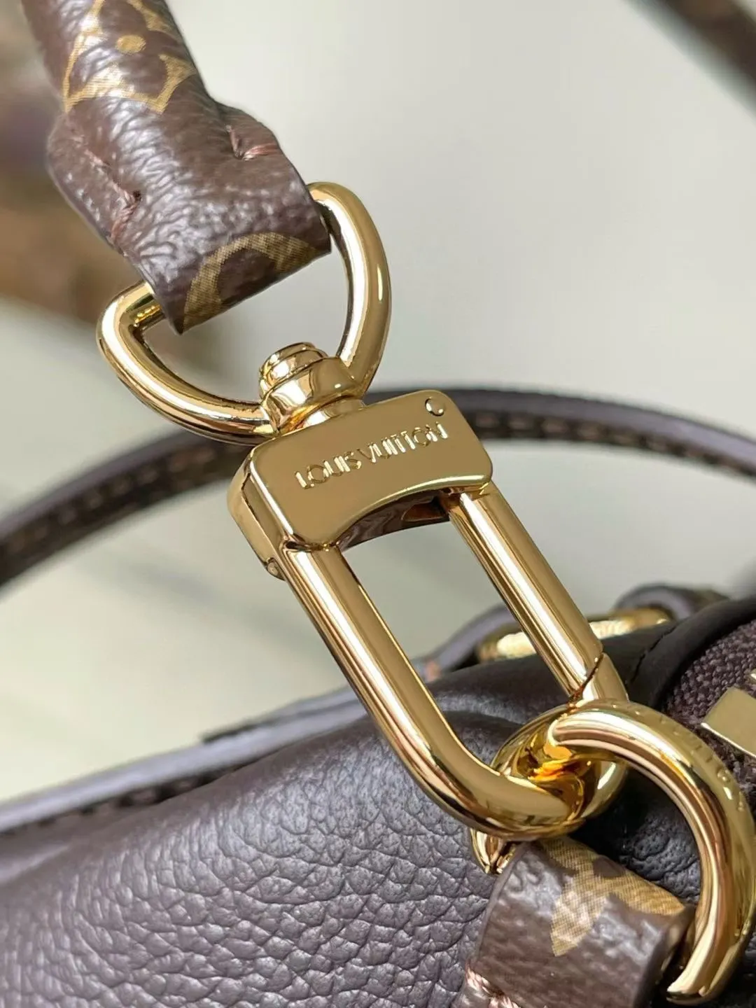 💰1140 (top layer leather) top quality original order M26397 litchi pattern This season’s Express medium handbag is specially crafted for modern women. This iconic design features a calfskin body with classic Monogram canvas trim. The Monogram jacquard lining pays tribute to the brand's long heritage, making it a perfect choice for urban life. It can be worn in various ways at will. The key bag and padlock are the finishing touches, adding subtle details to the overall design. Dimensions: 36 × 24 × 18.5 cm