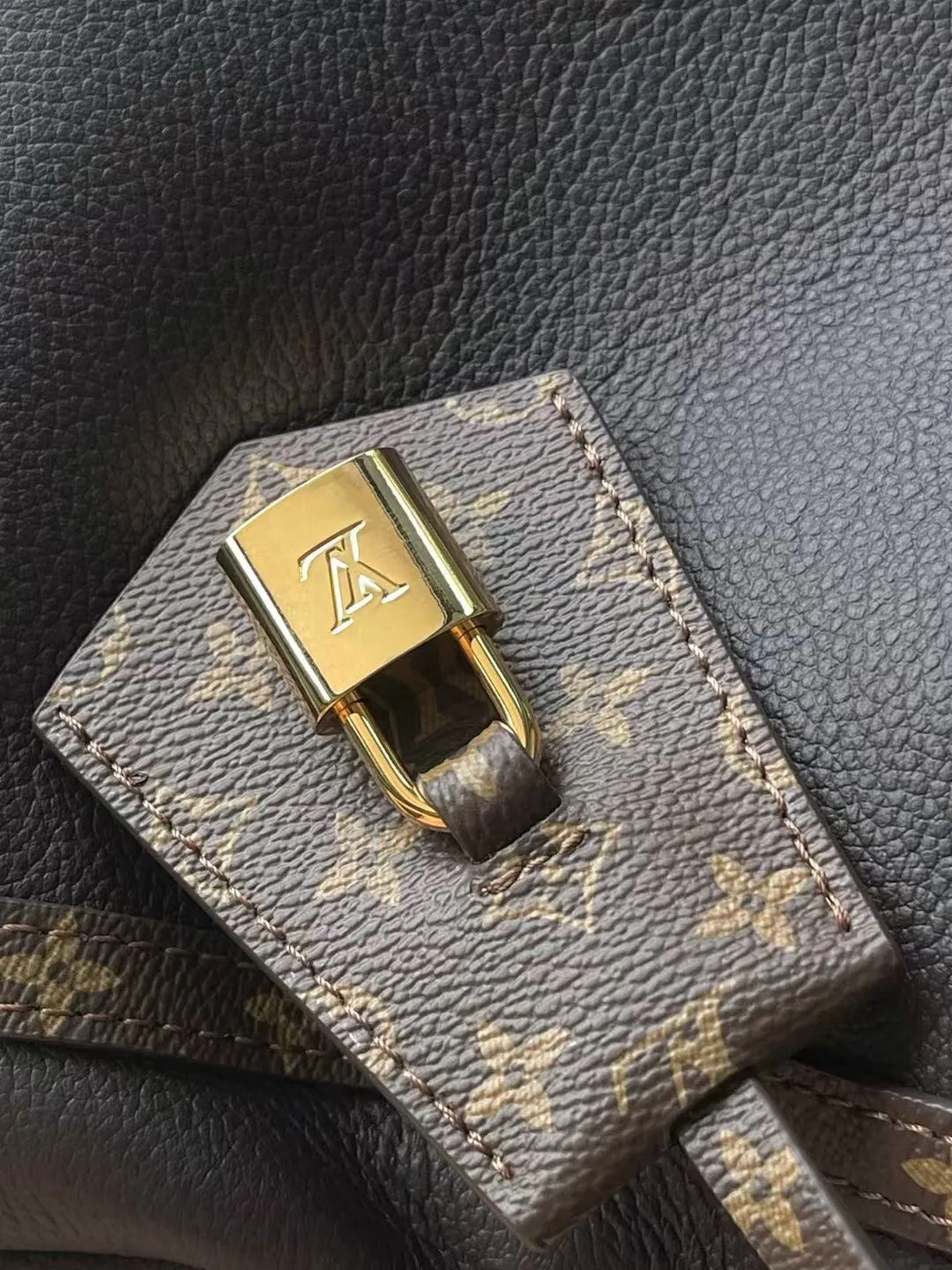 💰1140 (top layer leather) top quality original order M26397 litchi pattern This season’s Express medium handbag is specially crafted for modern women. This iconic design features a calfskin body with classic Monogram canvas trim. The Monogram jacquard lining pays tribute to the brand's long heritage, making it a perfect choice for urban life. It can be worn in various ways at will. The key bag and padlock are the finishing touches, adding subtle details to the overall design. Dimensions: 36 × 24 × 18.5 cm