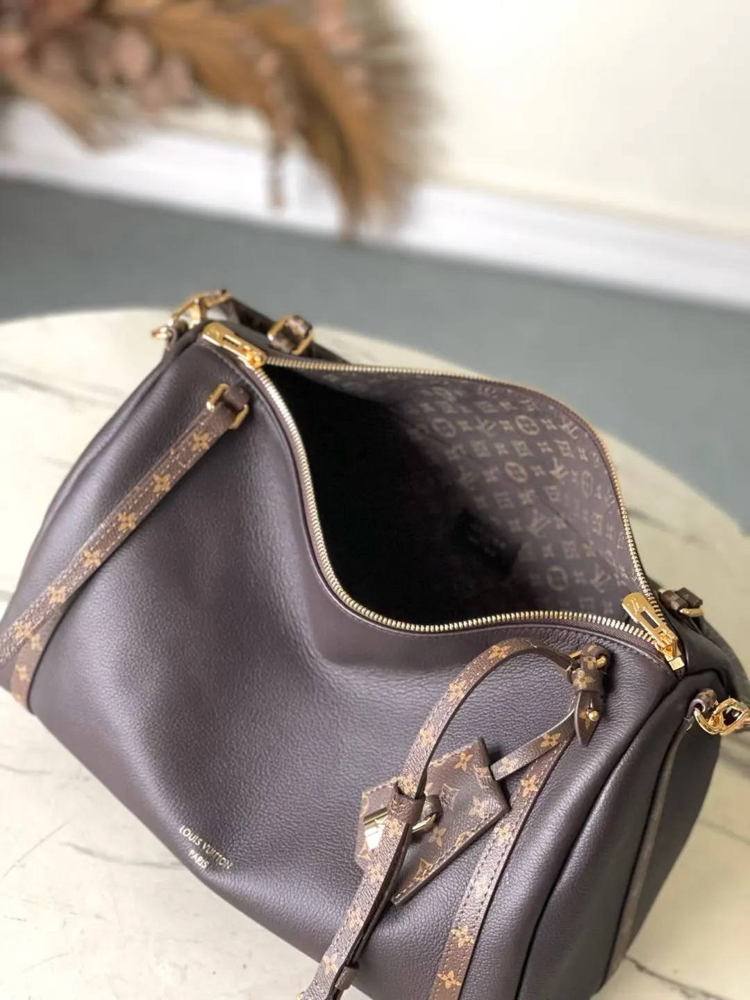 💰1140 (top layer leather) top quality original order M26397 litchi pattern This season’s Express medium handbag is specially crafted for modern women. This iconic design features a calfskin body with classic Monogram canvas trim. The Monogram jacquard lining pays tribute to the brand's long heritage, making it a perfect choice for urban life. It can be worn in various ways at will. The key bag and padlock are the finishing touches, adding subtle details to the overall design. Dimensions: 36 × 24 × 18.5 cm