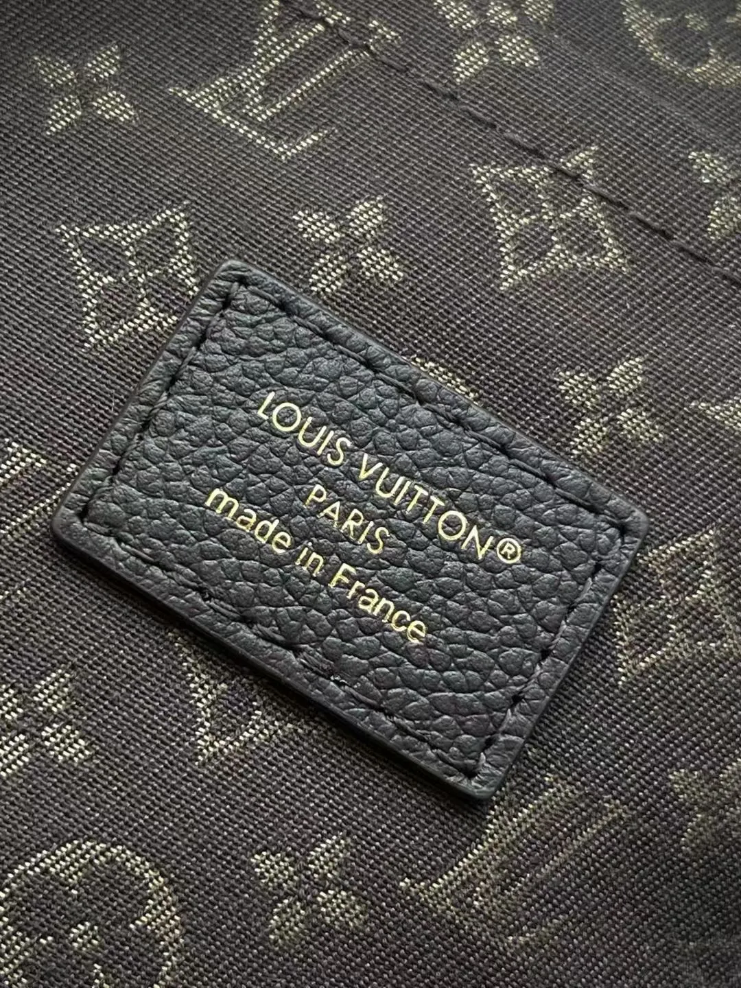 💰1140 (top layer leather) top quality original order M26397 litchi pattern This season’s Express medium handbag is specially crafted for modern women. This iconic design features a calfskin body with classic Monogram canvas trim. The Monogram jacquard lining pays tribute to the brand's long heritage, making it a perfect choice for urban life. It can be worn in various ways at will. The key bag and padlock are the finishing touches, adding subtle details to the overall design. Dimensions: 36 × 24 × 18.5 cm