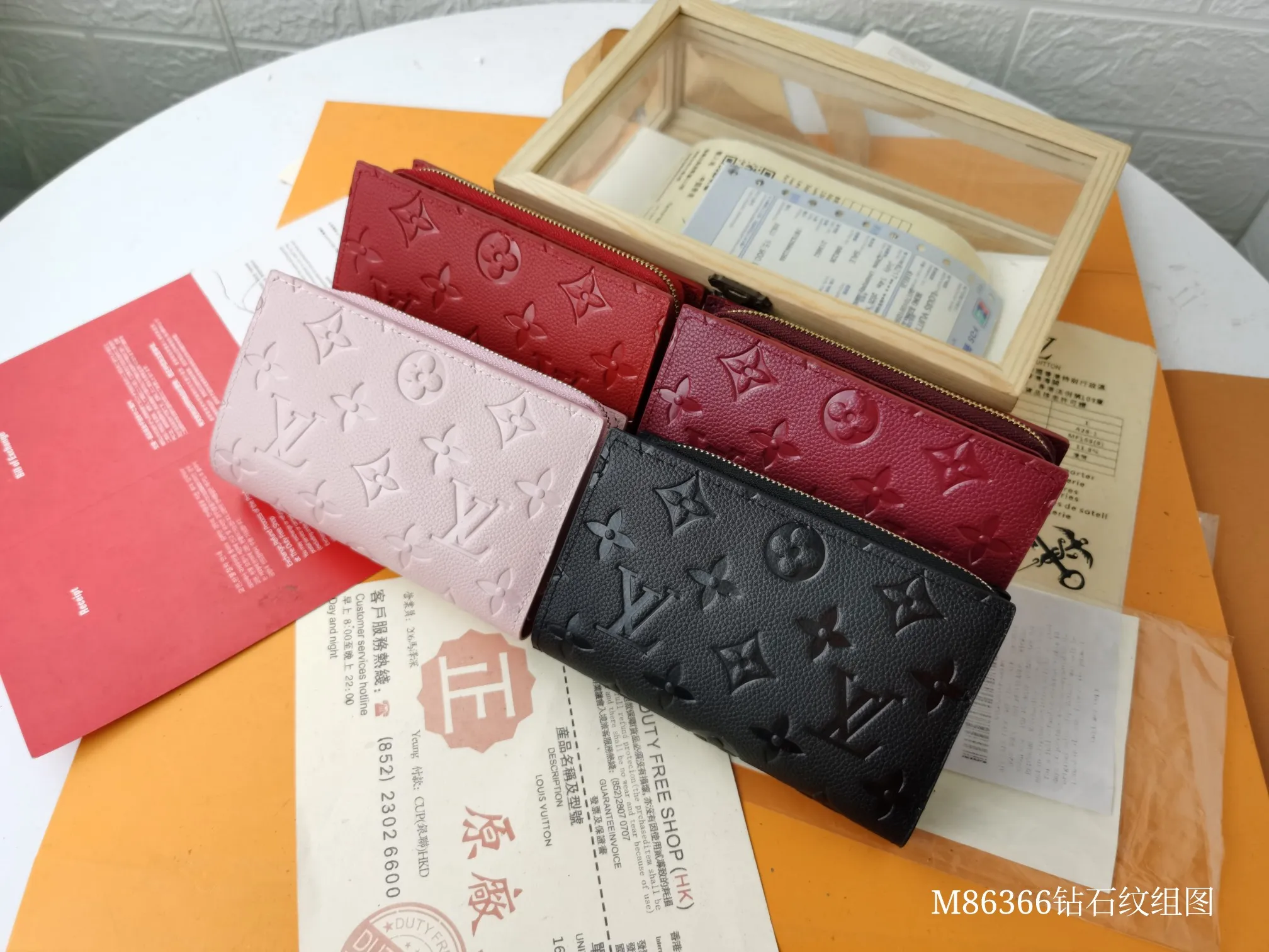 P150💰Top original version💎[Real shot with home background]M86366 Diamond Pattern Series This checkered wallet that combines a variety of styles is made of canvas and can carry credit cards, banknotes, and money with you. The eye-catching buckle is engraved with the Louis Vuitton signature, and the gorgeous gold-toned brass rivets add sophistication. Size: 13✖9cm