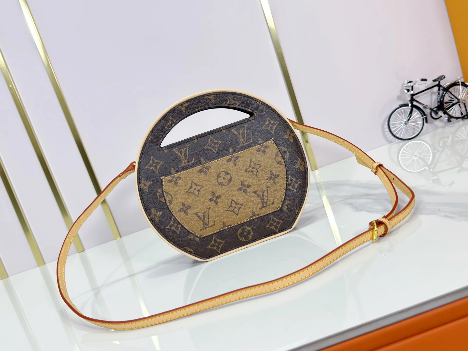 P240 Upgraded original M47117 old flower yellow flower This AROUND ME handbag, this Around Me handbag is made of Monogram coated canvas, interpreting the inspiration of the brand's LV Circle logo. The logo was created in the 1920s and is active in Louis Vuitton stores and advertising. This sleek handbag debuts on the 2024 spring and summer show, with an integrated handle creating a simple and elegant appearance. Exquisite configuration releases trendy style. 22.5×21×7cm
