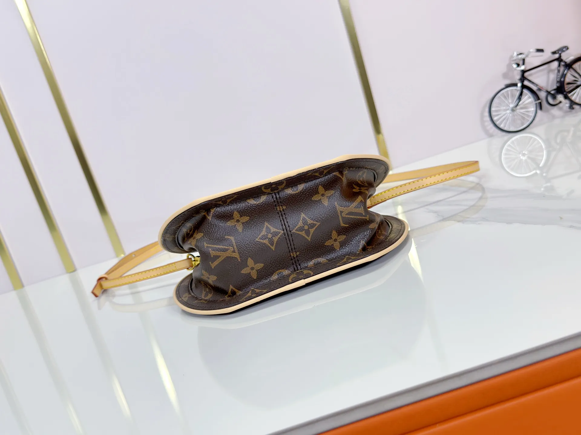 P240 Upgraded original M47117 old flower yellow flower This AROUND ME handbag, this Around Me handbag is made of Monogram coated canvas, interpreting the inspiration of the brand's LV Circle logo. The logo was created in the 1920s and is active in Louis Vuitton stores and advertising. This sleek handbag debuts on the 2024 spring and summer show, with an integrated handle creating a simple and elegant appearance. Exquisite configuration releases trendy style. 22.5×21×7cm
