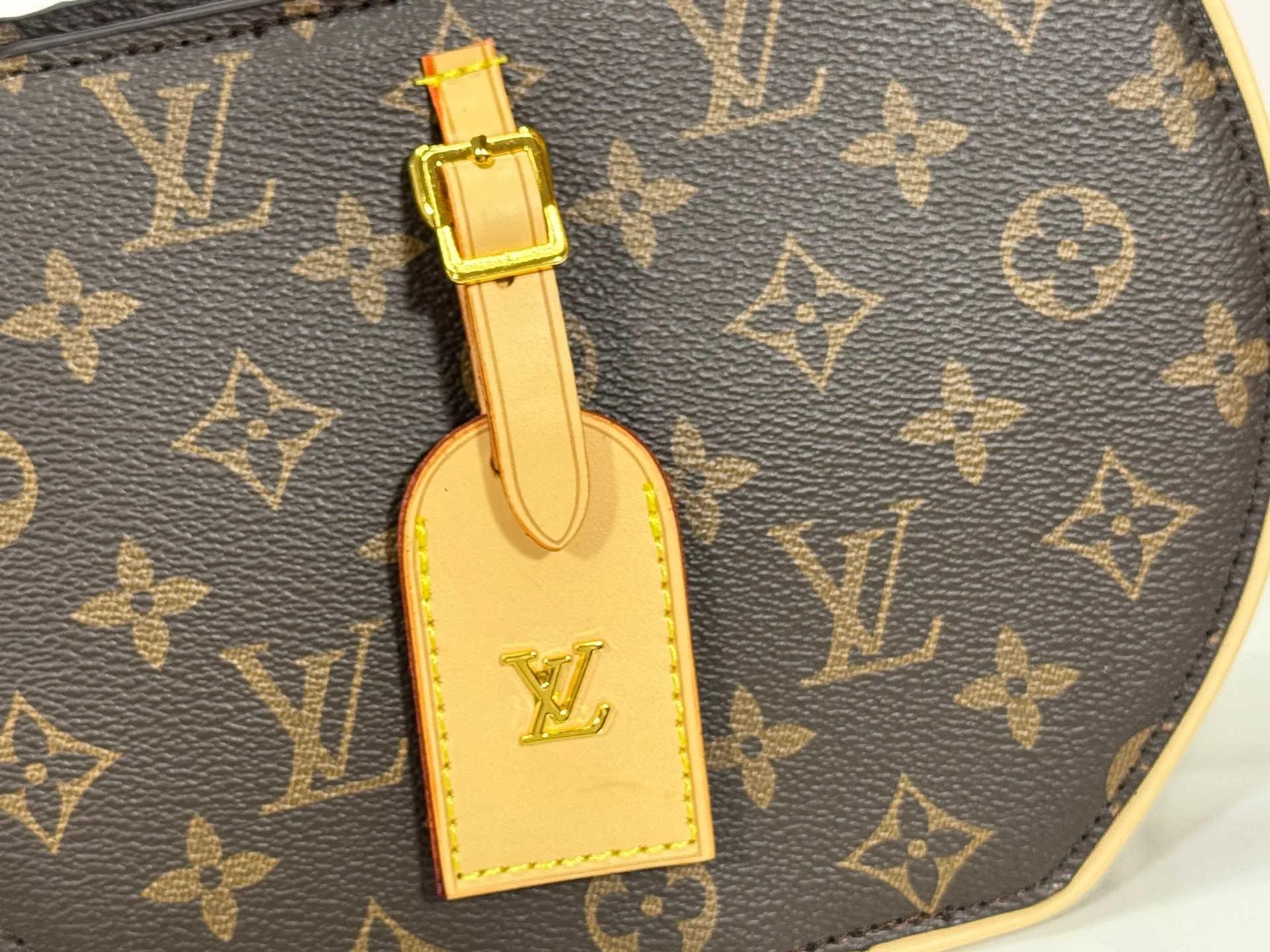 P240 Upgraded original M47117 old flower yellow flower This AROUND ME handbag, this Around Me handbag is made of Monogram coated canvas, interpreting the inspiration of the brand's LV Circle logo. The logo was created in the 1920s and is active in Louis Vuitton stores and advertising. This sleek handbag debuts on the 2024 spring and summer show, with an integrated handle creating a simple and elegant appearance. Exquisite configuration releases trendy style. 22.5×21×7cm