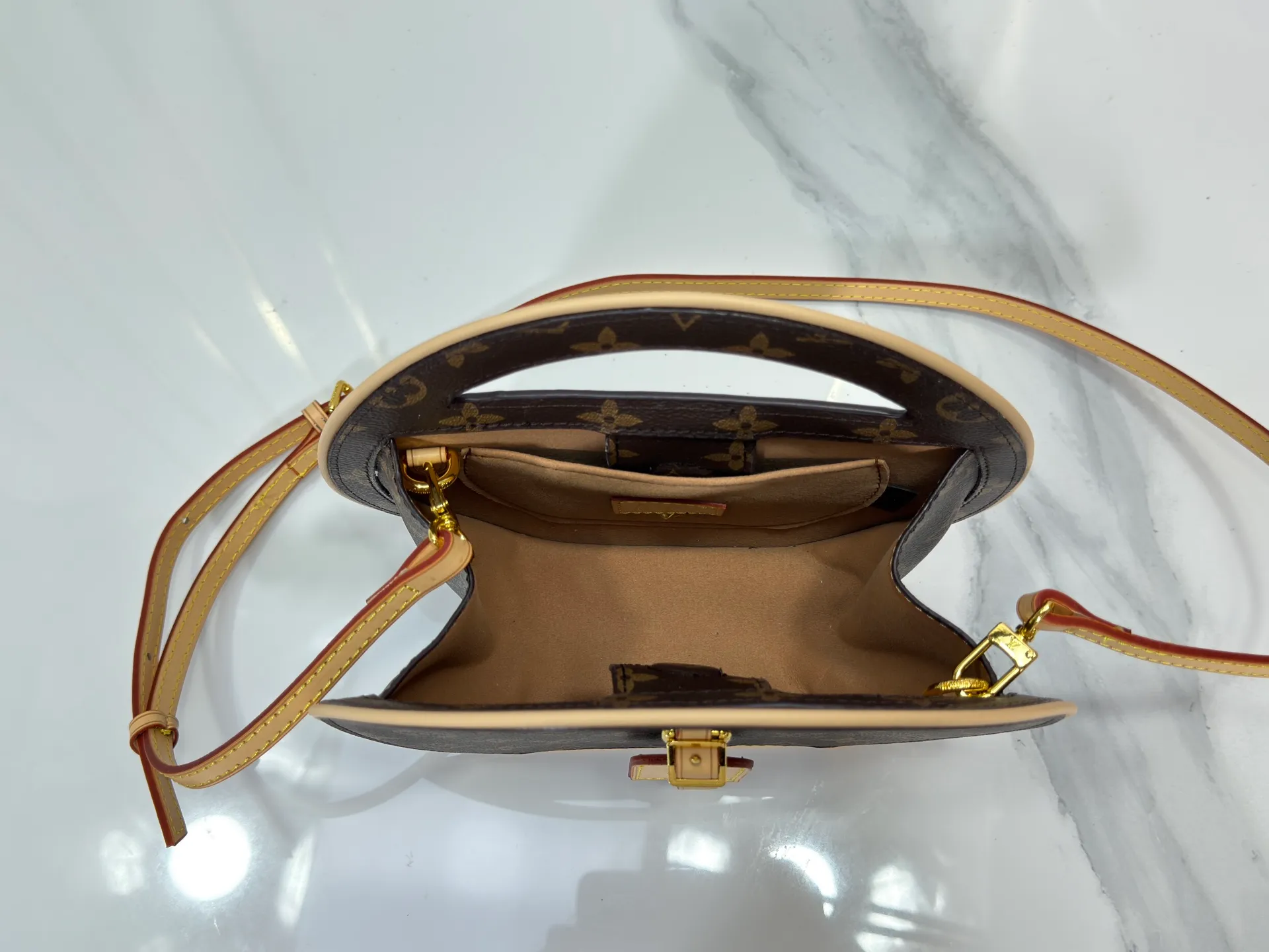 P240 Upgraded original M47117 old flower yellow flower This AROUND ME handbag, this Around Me handbag is made of Monogram coated canvas, interpreting the inspiration of the brand's LV Circle logo. The logo was created in the 1920s and is active in Louis Vuitton stores and advertising. This sleek handbag debuts on the 2024 spring and summer show, with an integrated handle creating a simple and elegant appearance. Exquisite configuration releases trendy style. 22.5×21×7cm